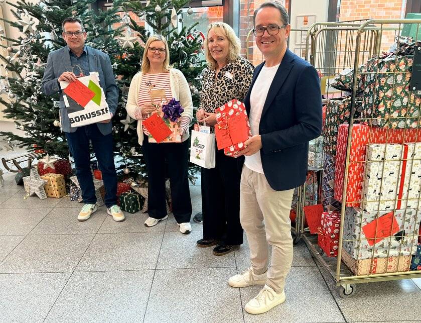 Bei der Übergabe der Wunschbaumpäckchen v.