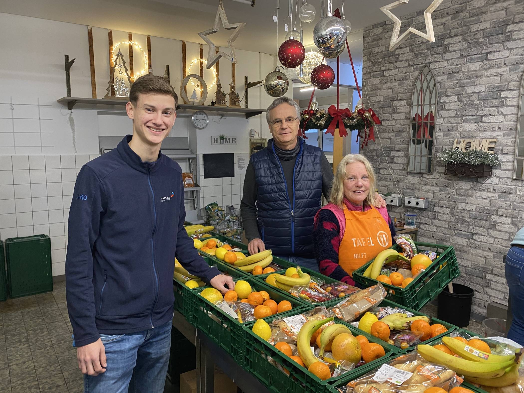 Arian Kobiljar (SWKL), Wolfgang Krause und Regina Brückner (beide Tafel Kamp-Lintfort)