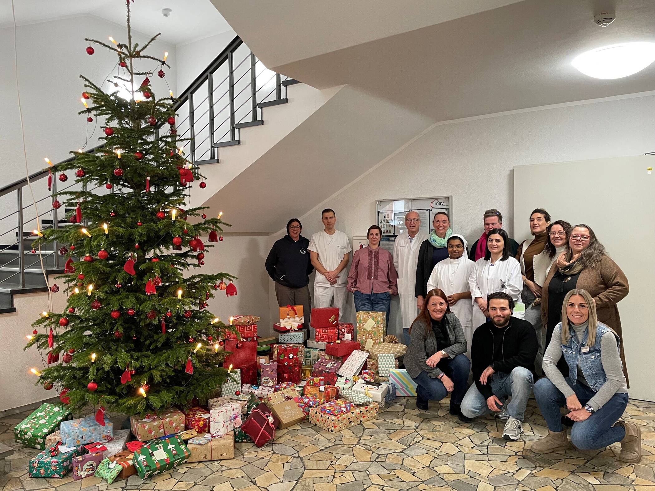 Christine Westphal (l.) und Tanja Kirsch-Boy (3. v. l.) von Schlaue Löffel Krefeld nahmen 117 Geschenke für bedürftige Kinder von den Alexianern in Empfang.  