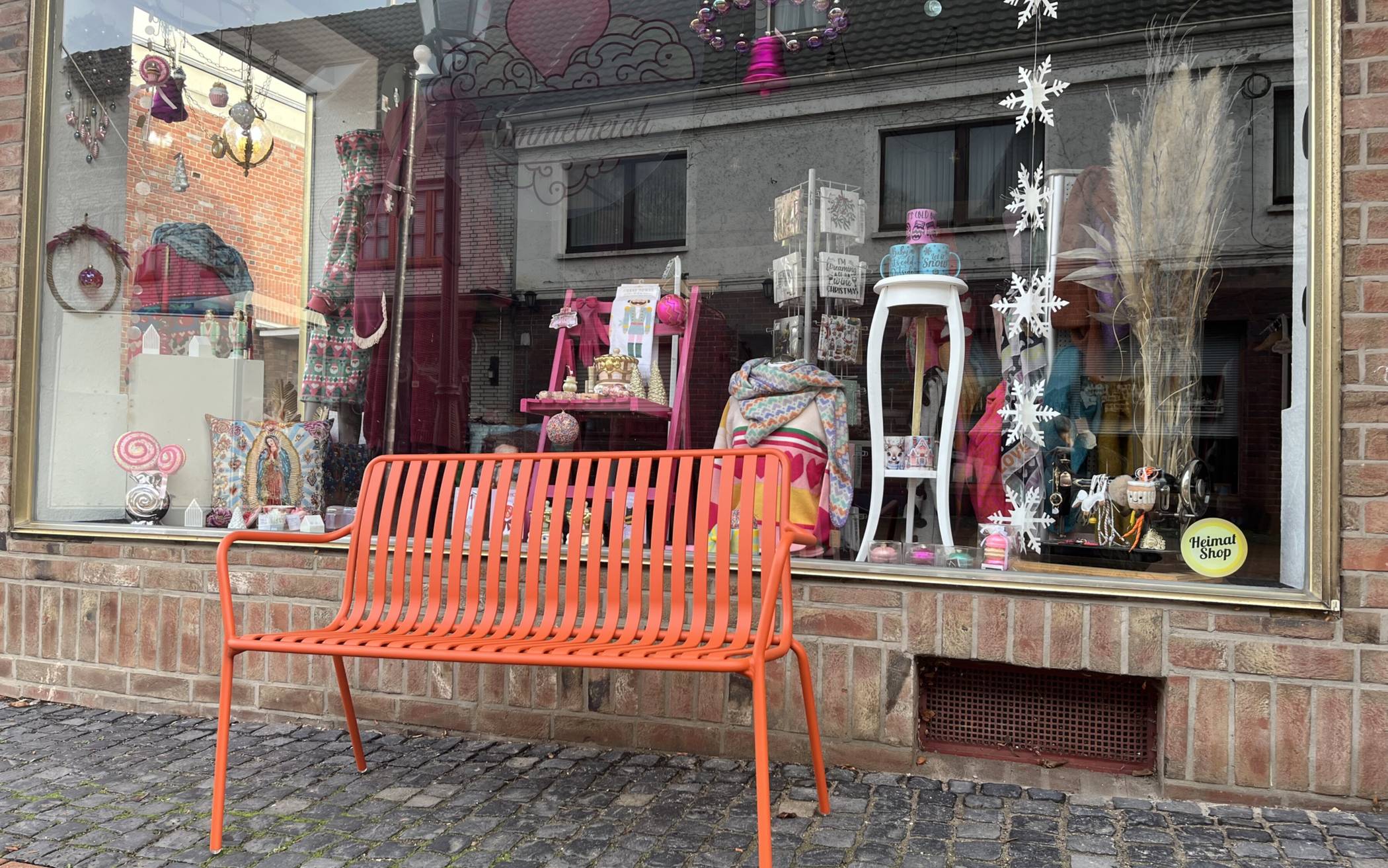 Neue Sitzmöbel in leuchtendem Orange laden