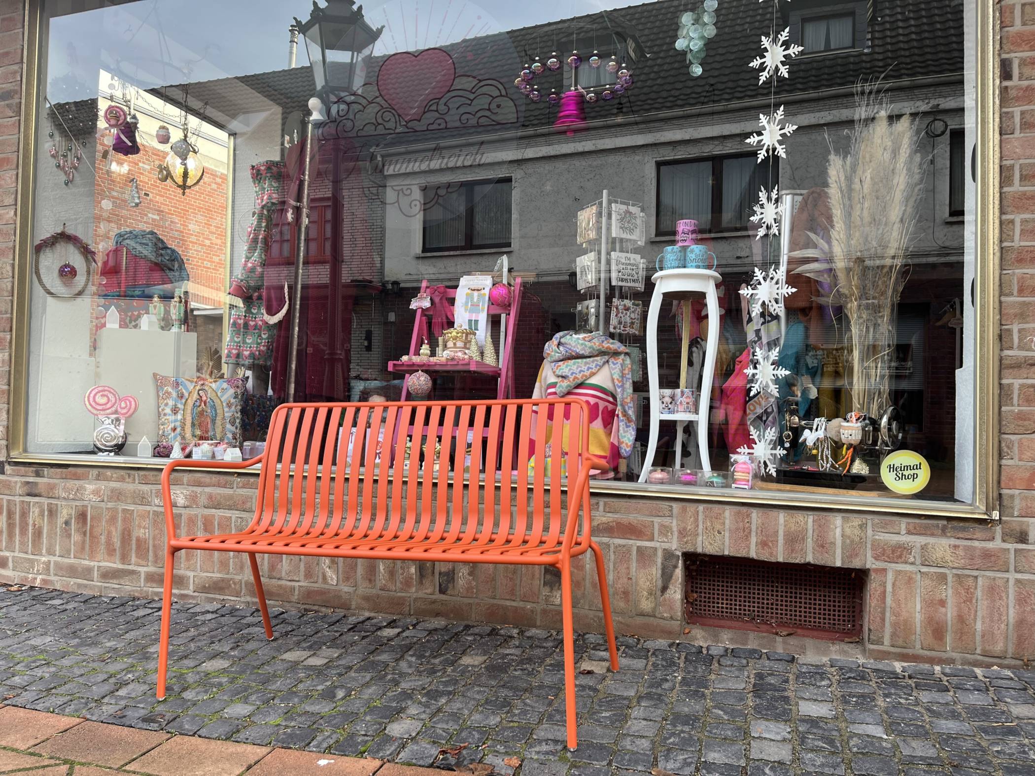  Neue Sitzmöbel in leuchtendem Orange laden im Dorf Neukirchen zum Verweilen ein. 