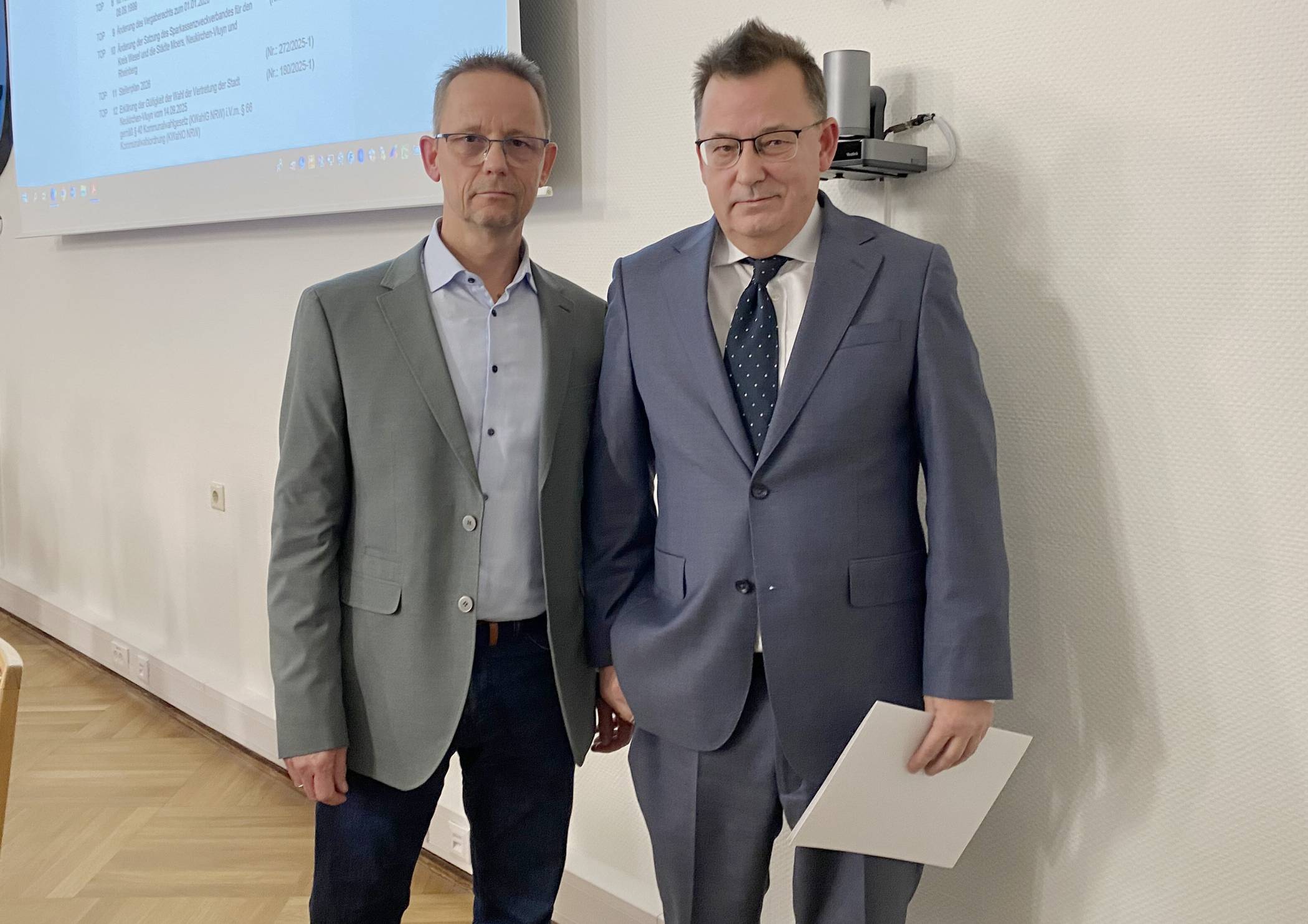 Richard Stanczyk (r.) mit Bürgermeister Dirk Schauenberg bei der Ratssitzung im Rathaus