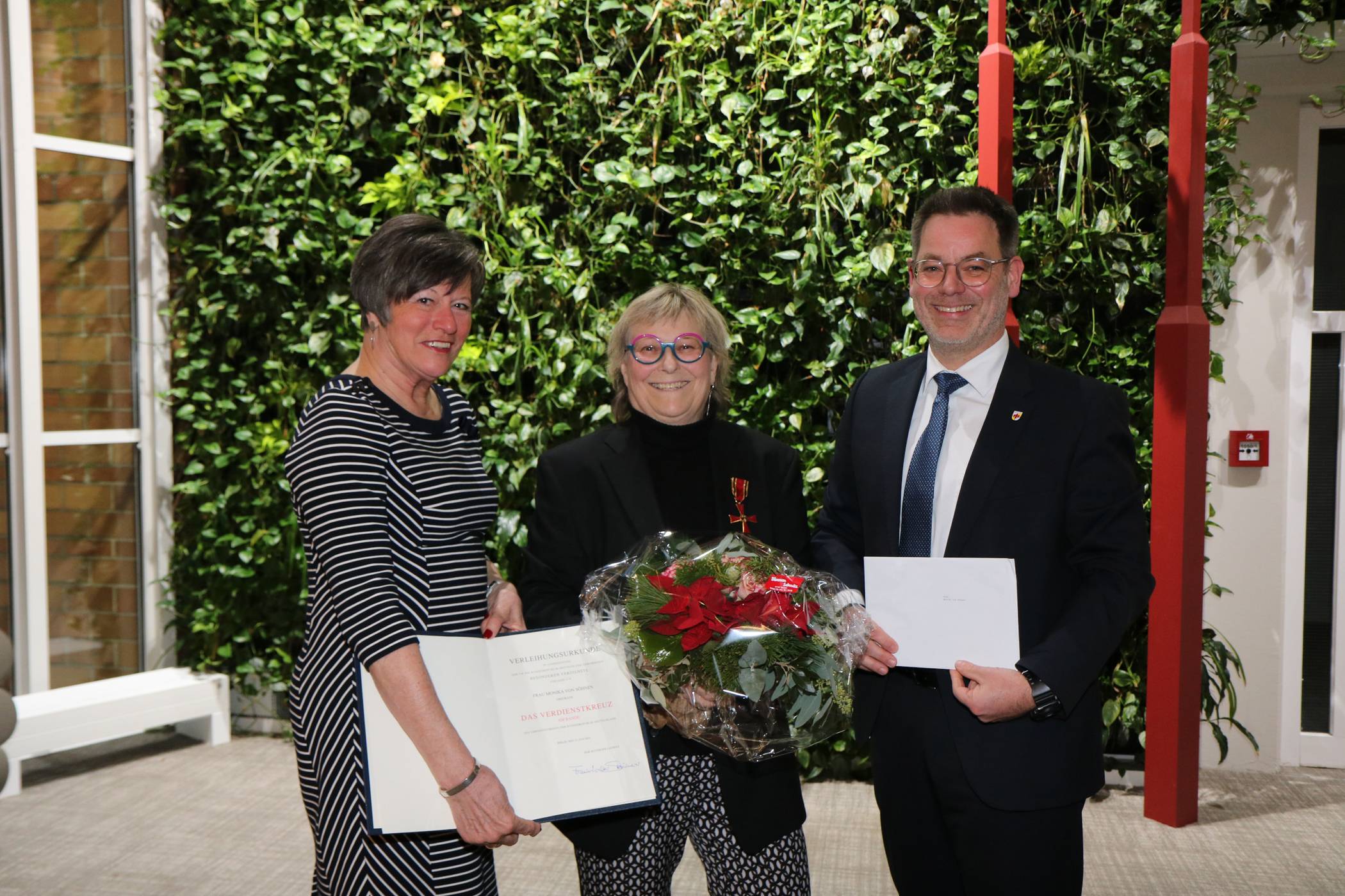 Elisabeth Lehnen, stellvertretende Landrätin, und Stefan Schumeckers, Bürgermeister der Gemeinde Grefrath, überreichten Monika von Söhnen das Bundesverdienstkreuz am Bande.