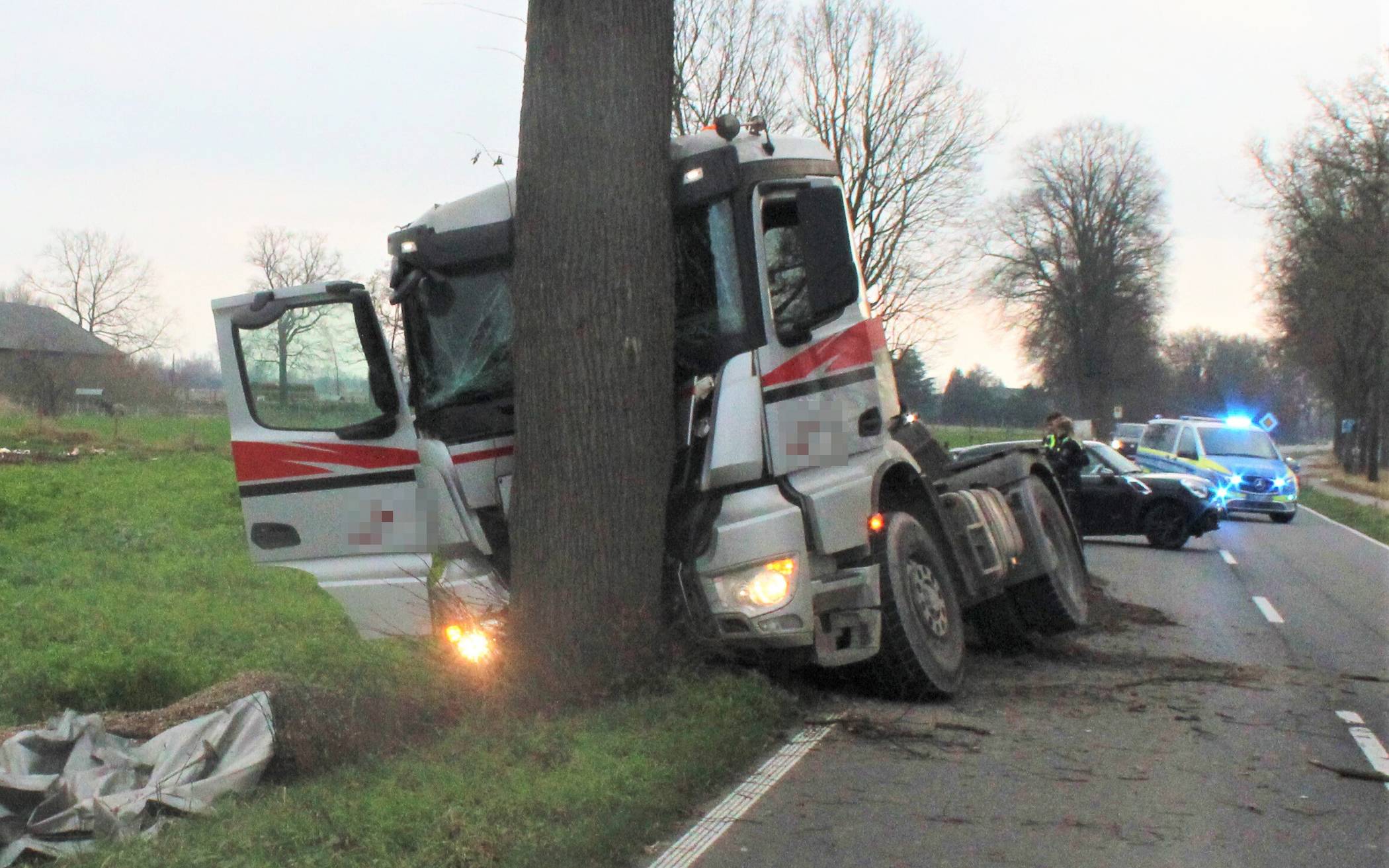 Lkw muss nach schwerem Verkehrsunfall geborgen werden