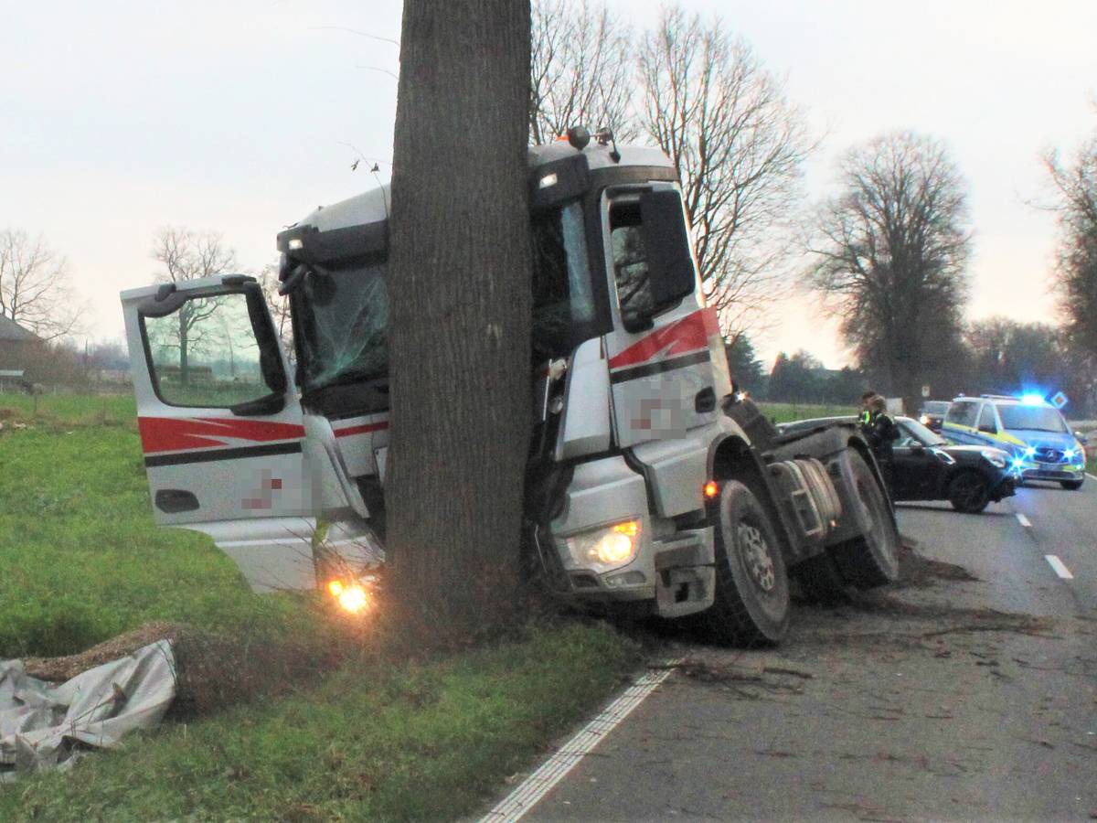 Lkw muss nach schwerem Verkehrsunfall geborgen werden