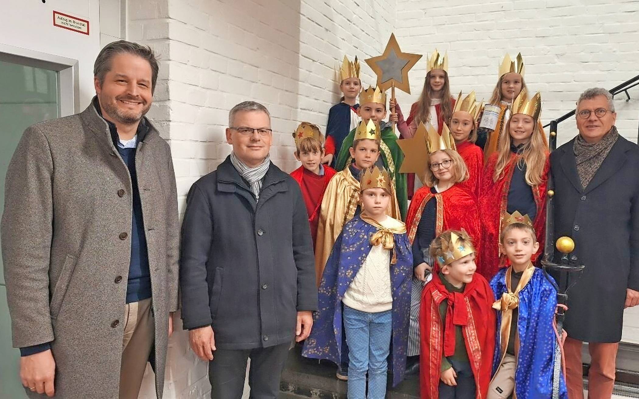  Eine Abordnung der Sternsinger aus den Meerbuscher Kirchengemeinden um die Pfarrer Michael Berning (r.) und Norbert Viertel besuchte diese Woche Bürgermeister Bommers (l.) in der Alten Stadtkämmerei.   