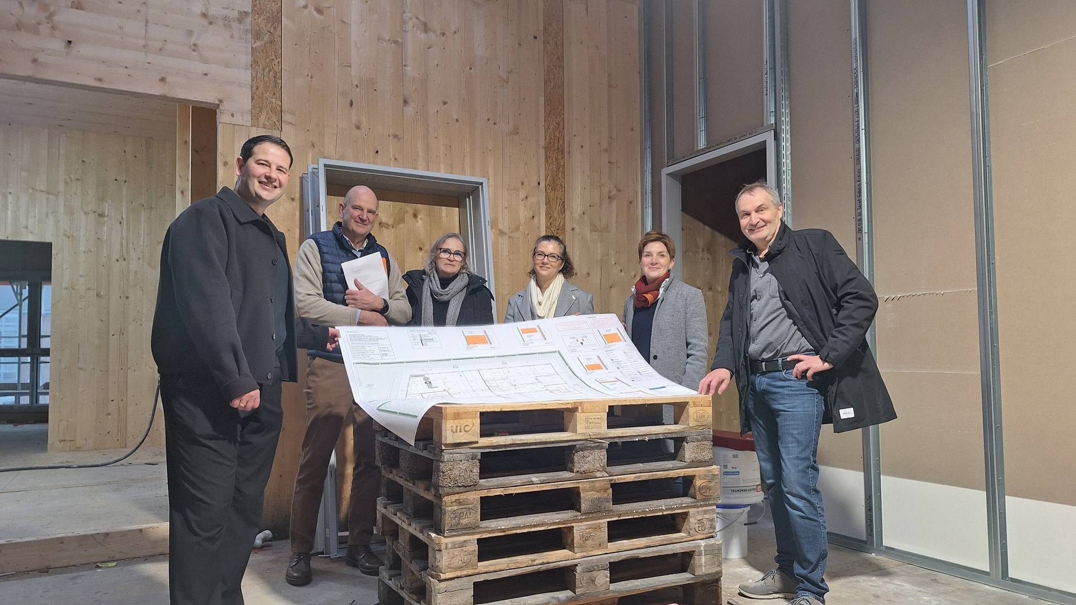  Freuen sich über den guten Baufortschritt (v.l.): Tilman und Rüdiger Schmitz, Diana Päffgen und Stefanie Fandel vom Städtischen Jugendamt, Katharina Schiller vom DRL-Kreisverband Grevenbroich und Dezernernt Peter Annacker. 