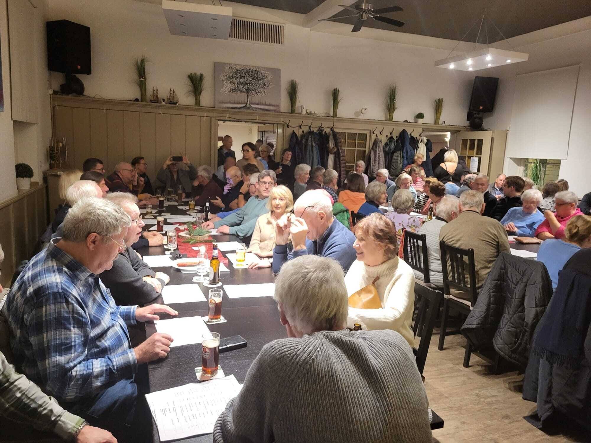 Volles Haus beim Lank-Latumer Mundartabend. 