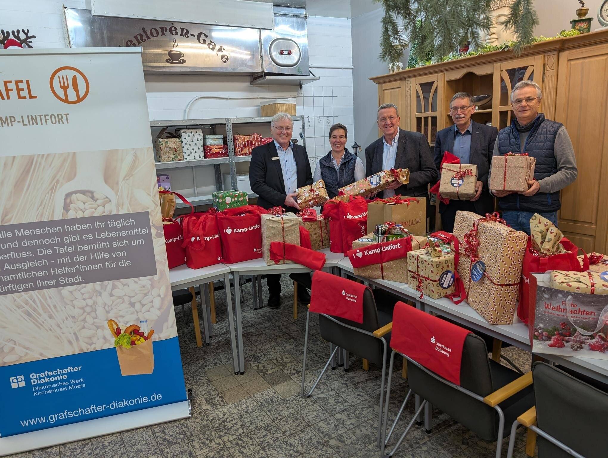 Rainer Ullrich (Leiter Privatkundencenter Kamp-Lintfort, Sparkasse Duisburg), Anneke van der Veen (Leiterin Geschäftsbereich Gesundheit &amp; Soziales Grafschafter Diakonie), Josef Lübbers (Vorsitzender Rotary Club Kamp-Lintfort / Grafschaft Moers), Thomas Spitzley (Rotary Club Kamp-Lintfort / Grafschaft Moers) und Wolfgang Krause (ehrenamtlicher Koordinator, Tafel Kamp-Lintfort)