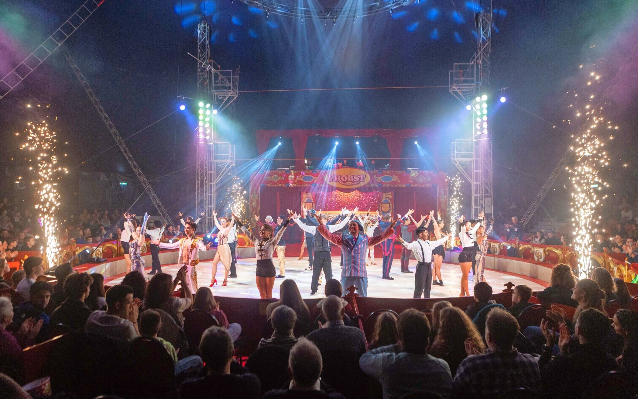 Die Premierengäste waren vom Krefelder Weihnachtscircus