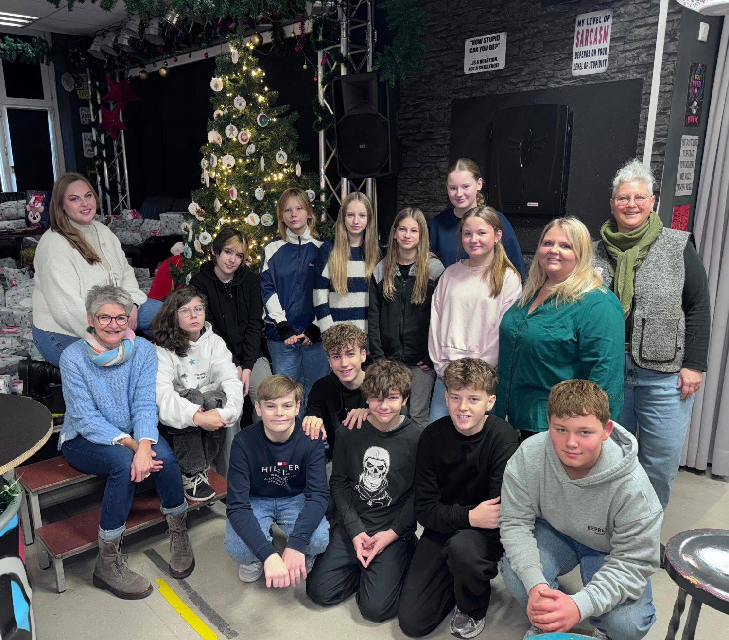  Kinder der UNESCO-Schule unterstützten gemeinsam mit Frau Breuker tatkräftig beim Einpacken der insgesamt 180 Geschenke.   