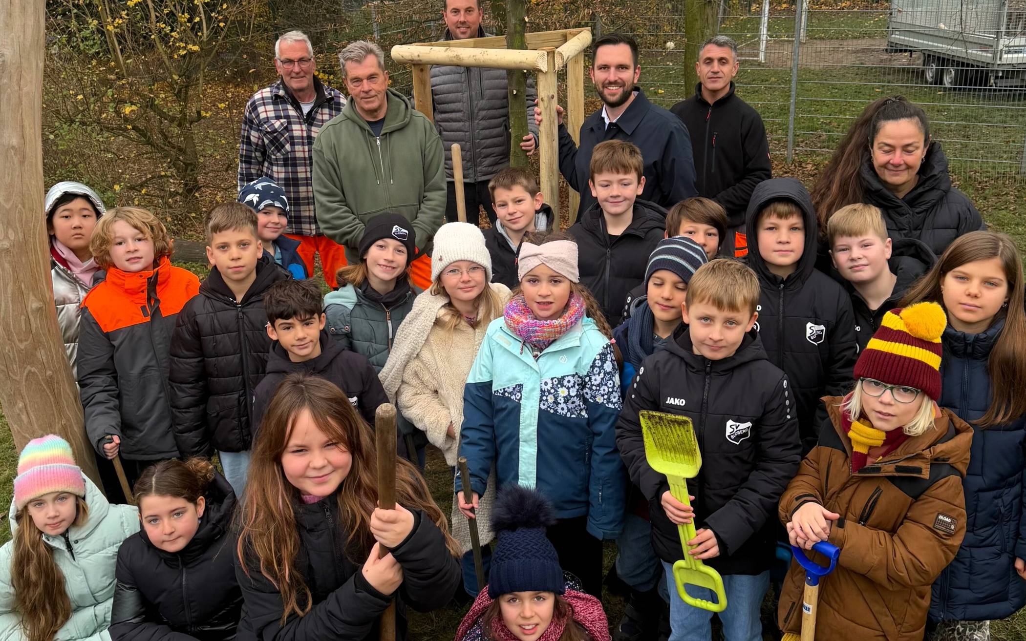Packten bei der Baumpflanzung fleißig mit an: die Kinder der Schule am Rheinbogen.