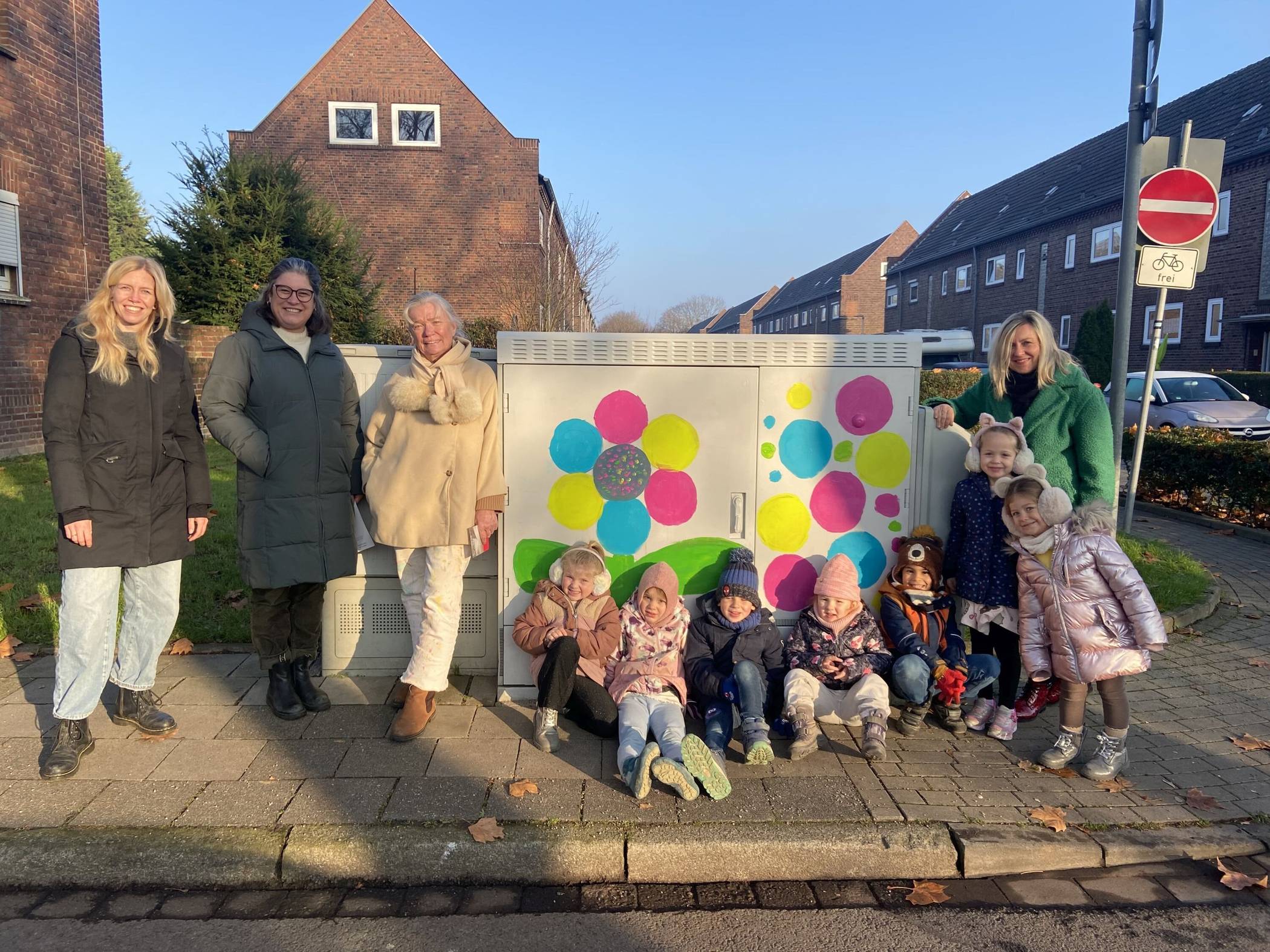  Im Rahmen des Quartiersprojekts der Caritas Moers-Xanten wurden zwei Telekom-Stromkästen an der Eupener Straße gemeinsam mit Kindern des städtischen Familienzentrums Weltenbummler und der Künstlerin Edelgard Wittkowski neu gestaltet. 