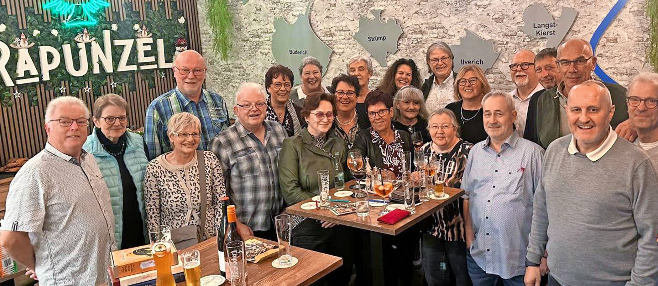  Genau 50 Jahre nach dem letzten Zeugnis feierte die „Lanker Klasse“ im Café Rapunzel das Jubiläum gebührend. 