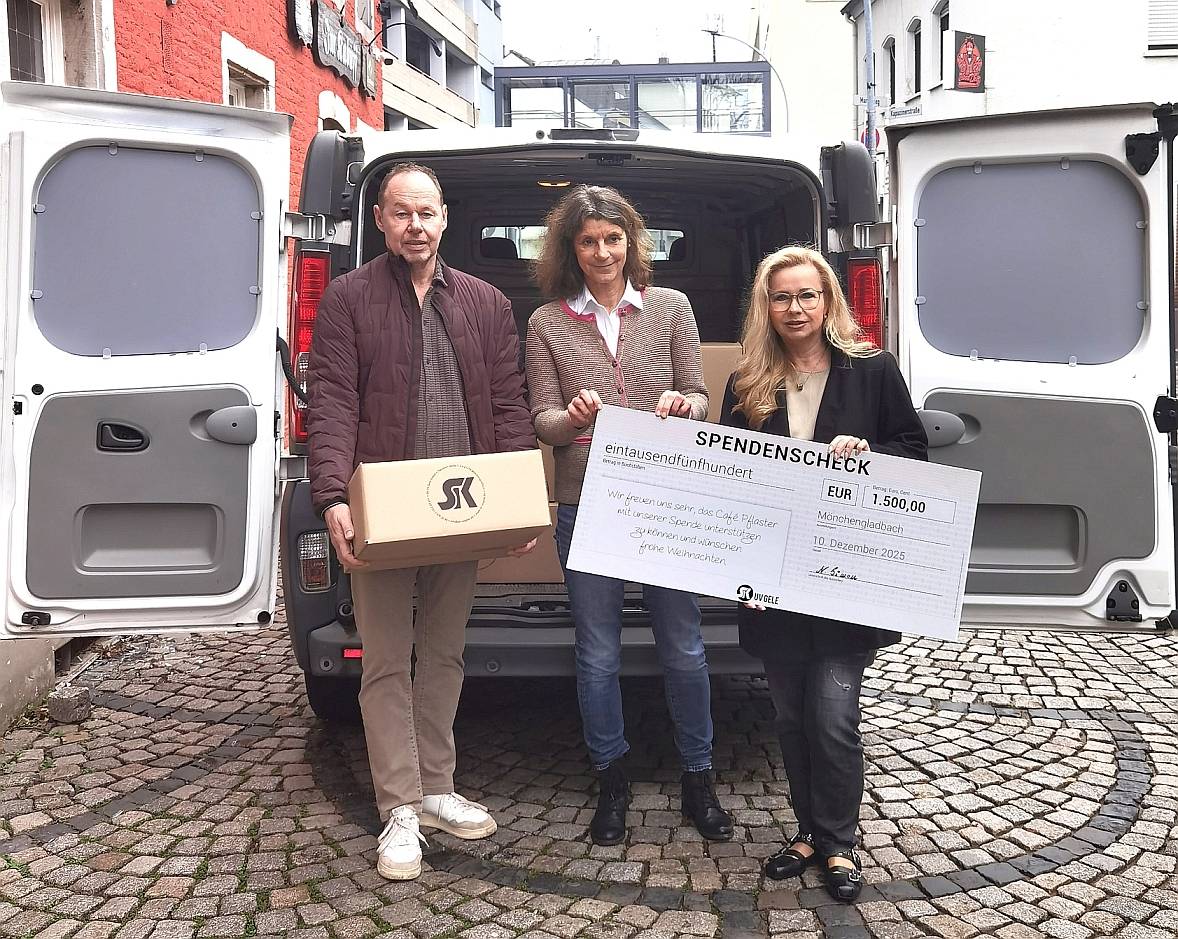 Oliver und Nicole Simon übergeben die Spende an Brigitte Bloschak (Mitte). 