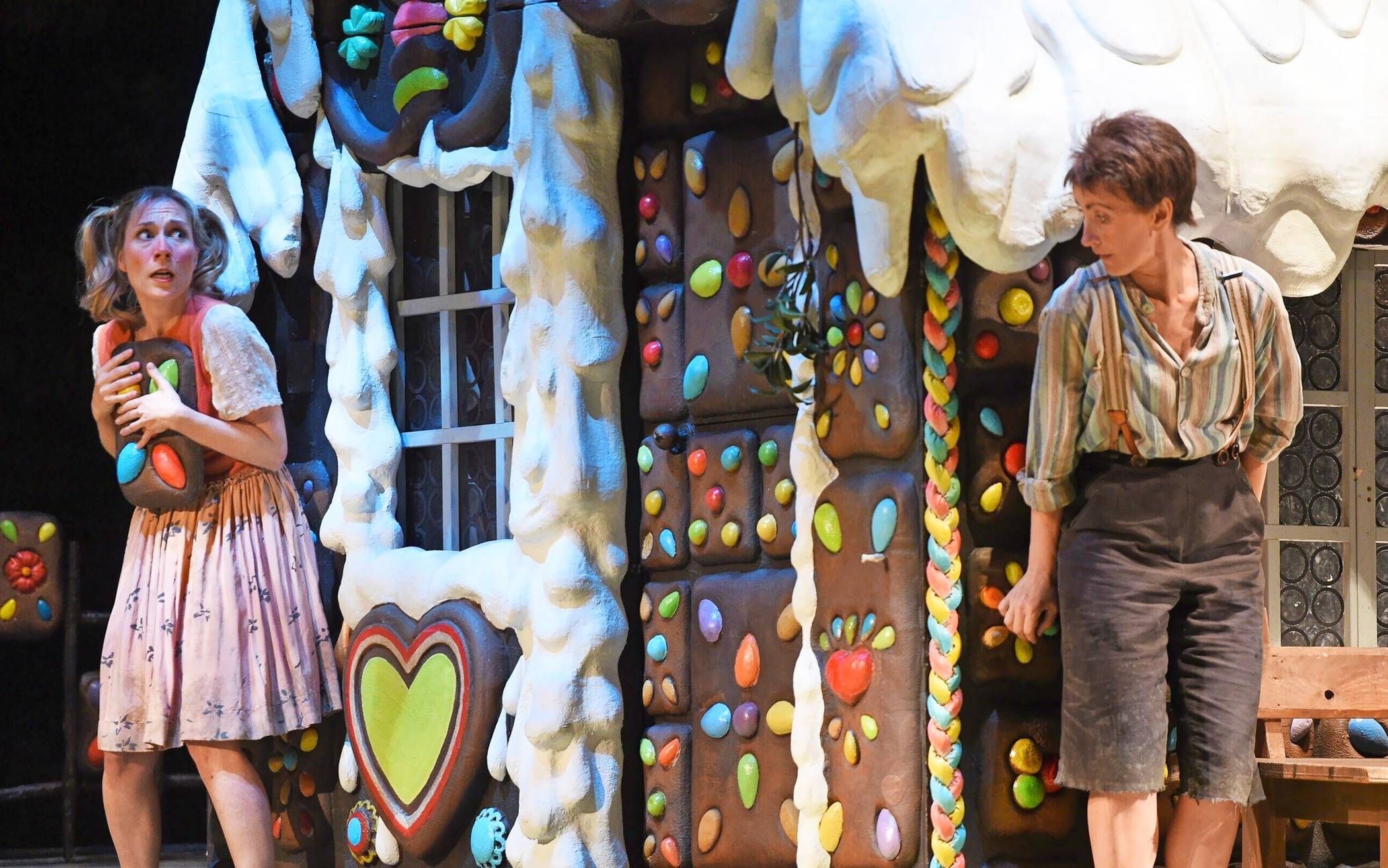 Szenenbild mit Heidi Elisabeth Meier (Gretel) und Katarzyna Kuncio (Hänsel) 