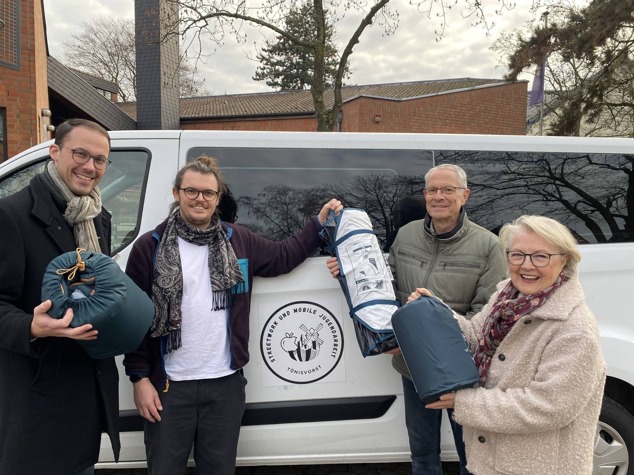Bürgermeister Kevin Schagen, Streetworker Konstantin Meier, Albrecht Mensenkamp sowie Birgit Koenen-Kau von der Apfelblüte (v.l.).
