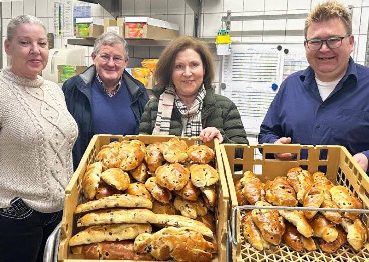  Die Förderkreis-Vorsitzende Elisabeth Seyrich (2.v.r.) und ihr Ehemann Dr. Rolf Seyrich (2.v.l.) - ebenfalls im Förderkreisvorstand - übergeben die Weckmänner im Von-Broichhausen-Stift an Pflegedienstleiterin Yvonne Brendike und Hauswirtschaftsleiter Holger Schuster. 