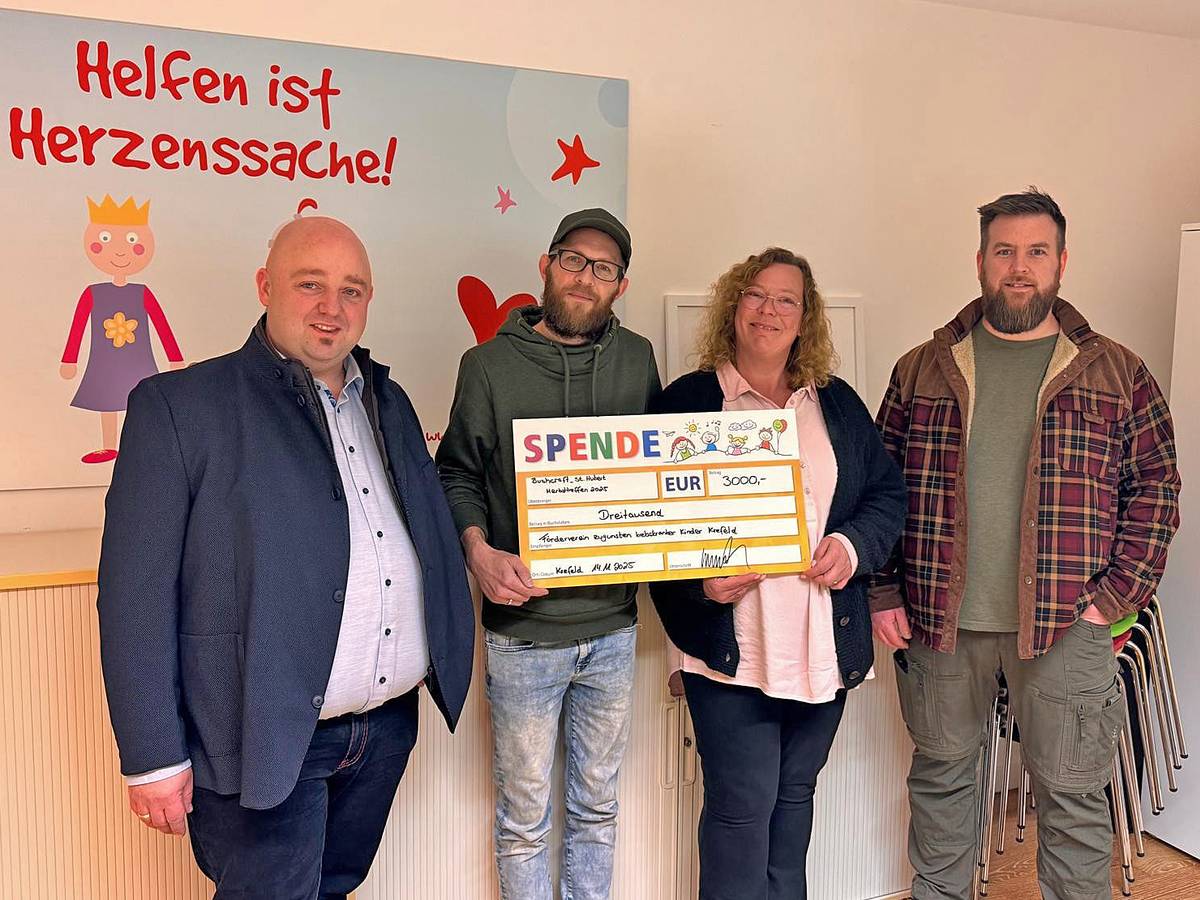 Symbolischer Spendenscheck in Höhe von 3.000 Euro sorgt für große Freude