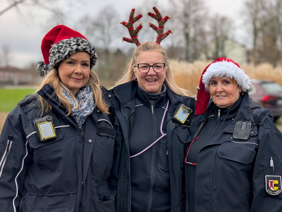 Politessen verteilen Weihnachtsknöllchen