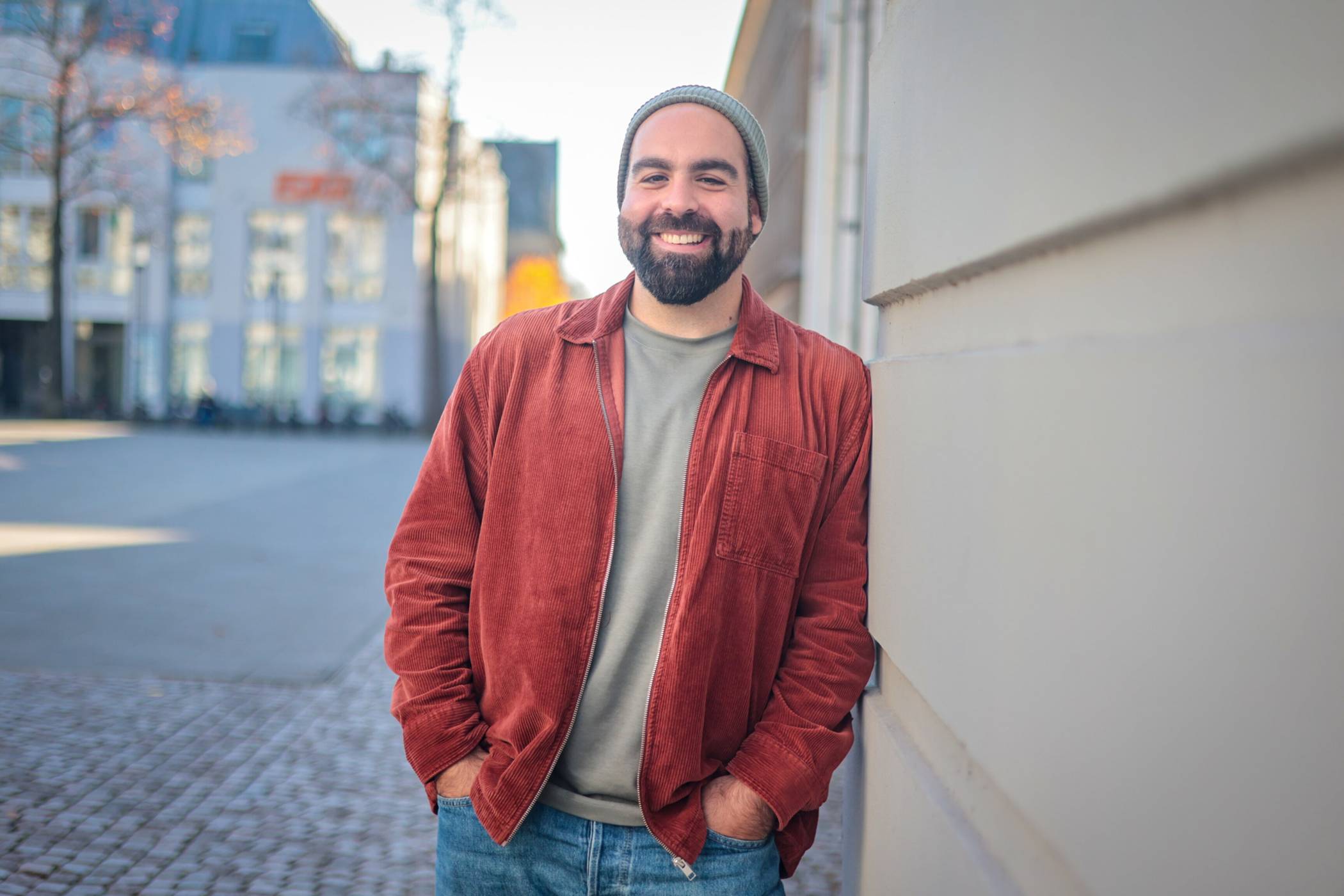  Tolga Sürget ist als Schulsozialarbeiter der Stadt Krefeld am Berufskolleg Glockenspitz tätig. Hier betreut er die sogenannten AVV-Klassen. 