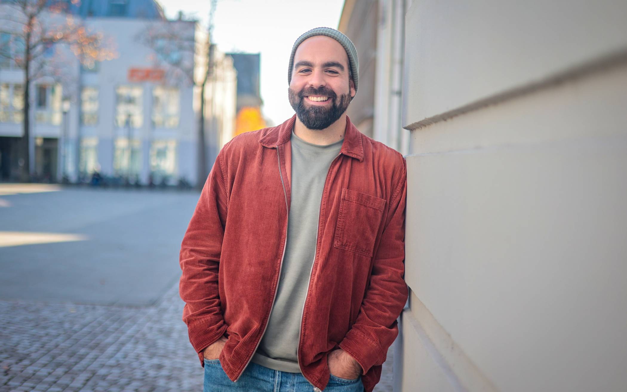 Tolga Sürget ist als Schulsozialarbeiter der