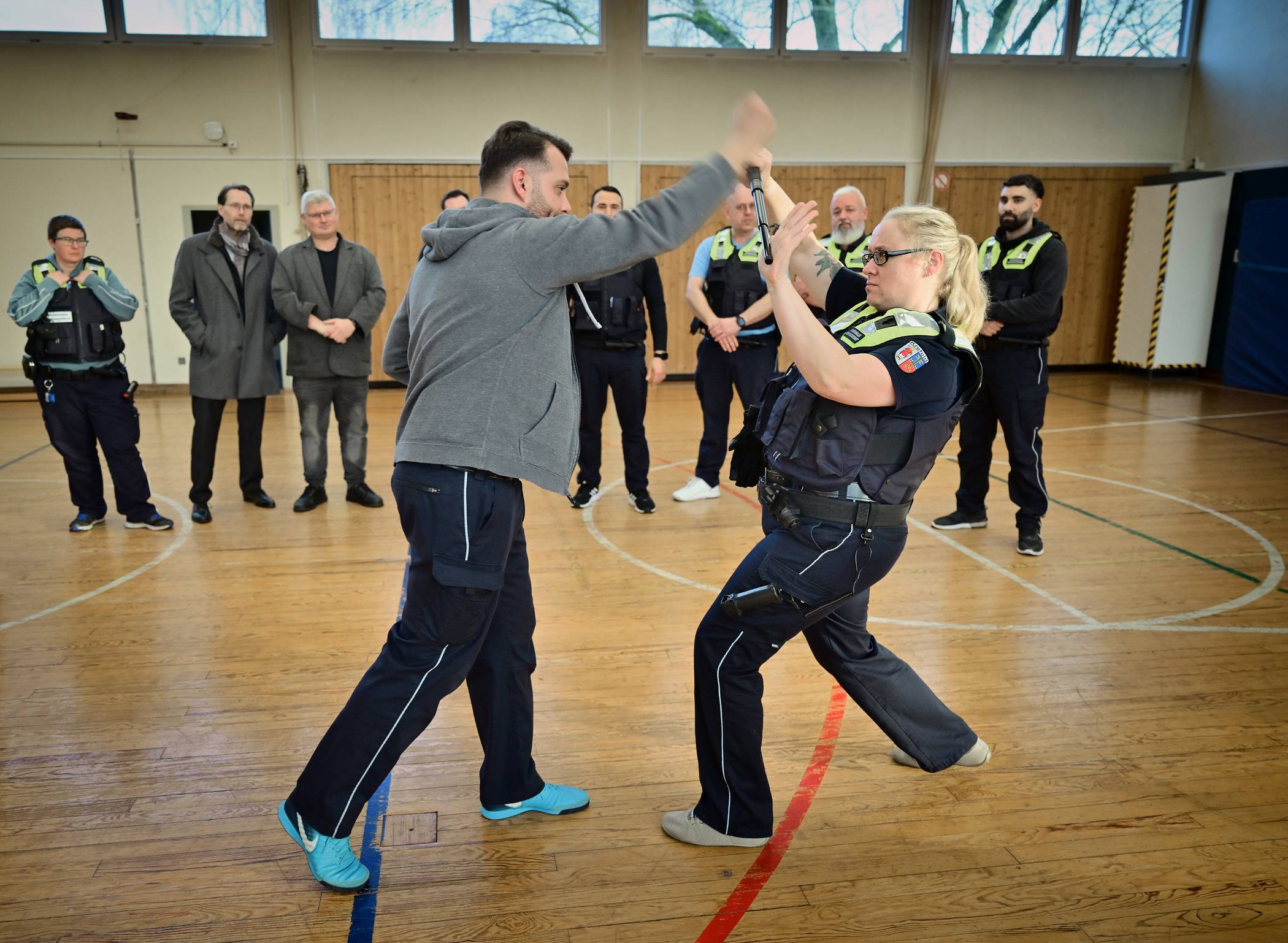 Bei einer Schulung haben die KOD-Mitarbeitenden den Einsatz trainiert. Ordnungsdezernent Ulrich Cyprian (2. v. l.) begleitete den Schulungstermin.