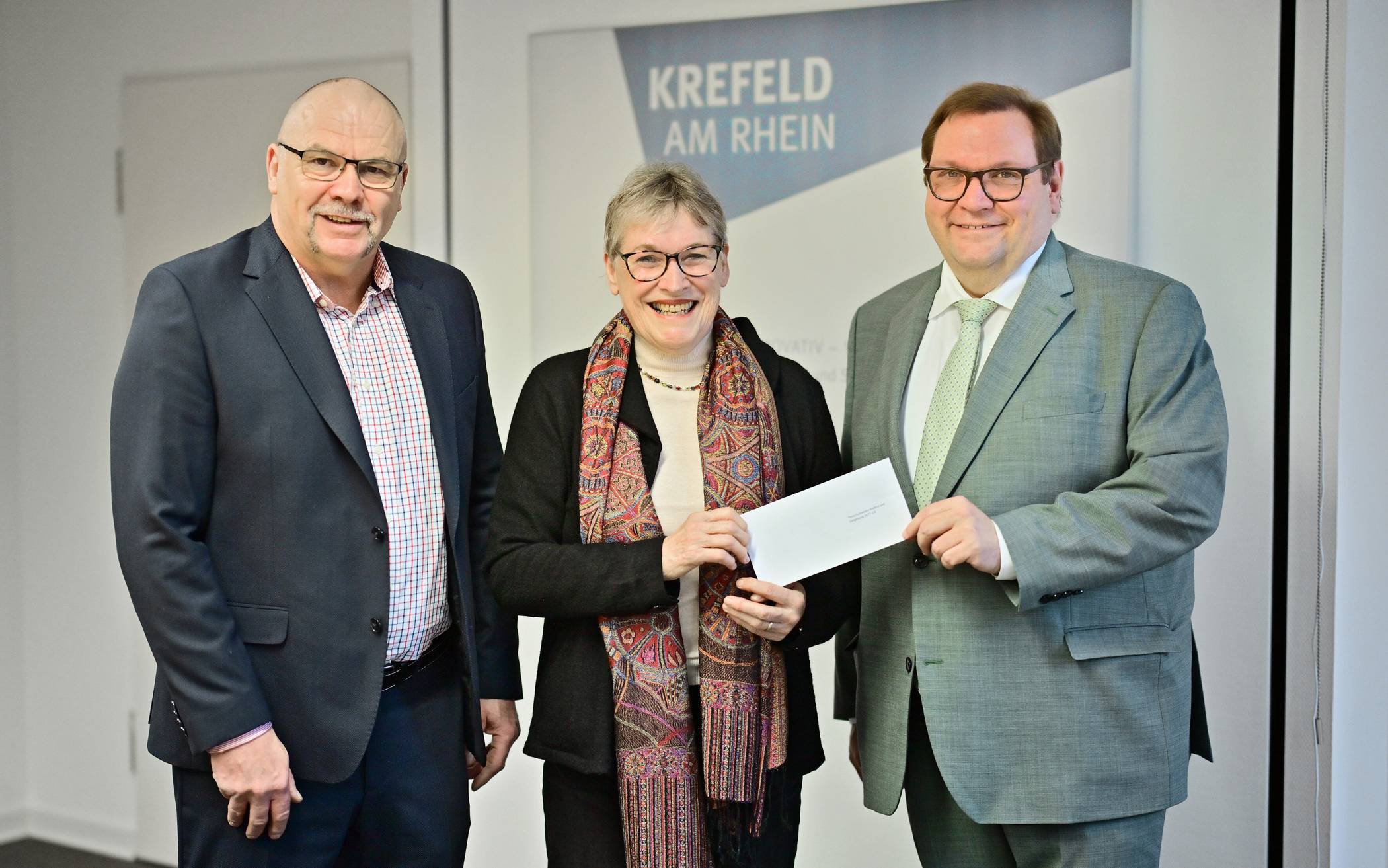 Oberbürgermeister Frank Meyer (r.) übergibt die