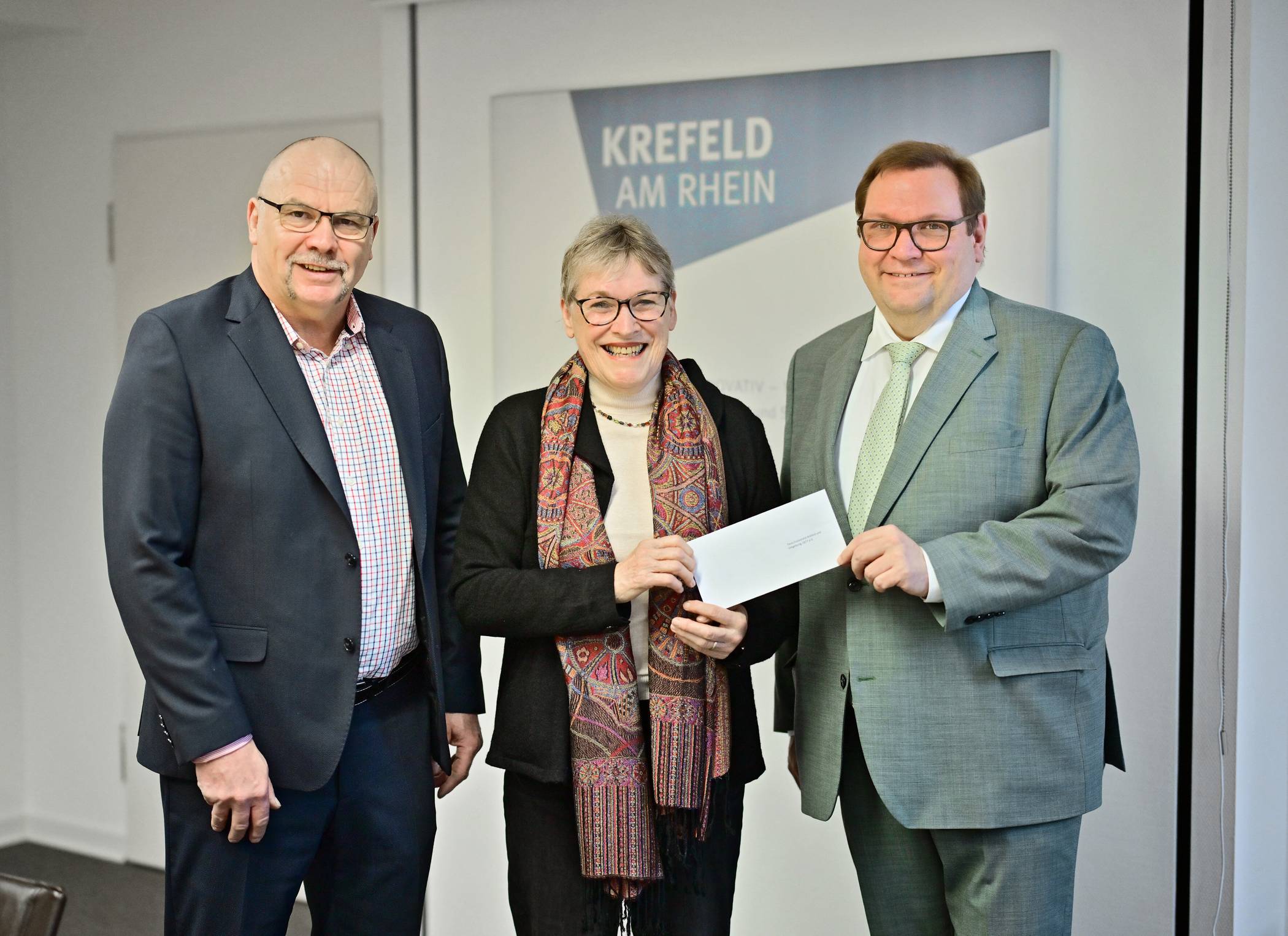  Oberbürgermeister Frank Meyer (r.) übergibt die Spende an Frank Schankat, Leiter des Tierheims, und Gesine Lampertz, Vorsitzende des Tierschutzvereins. 
