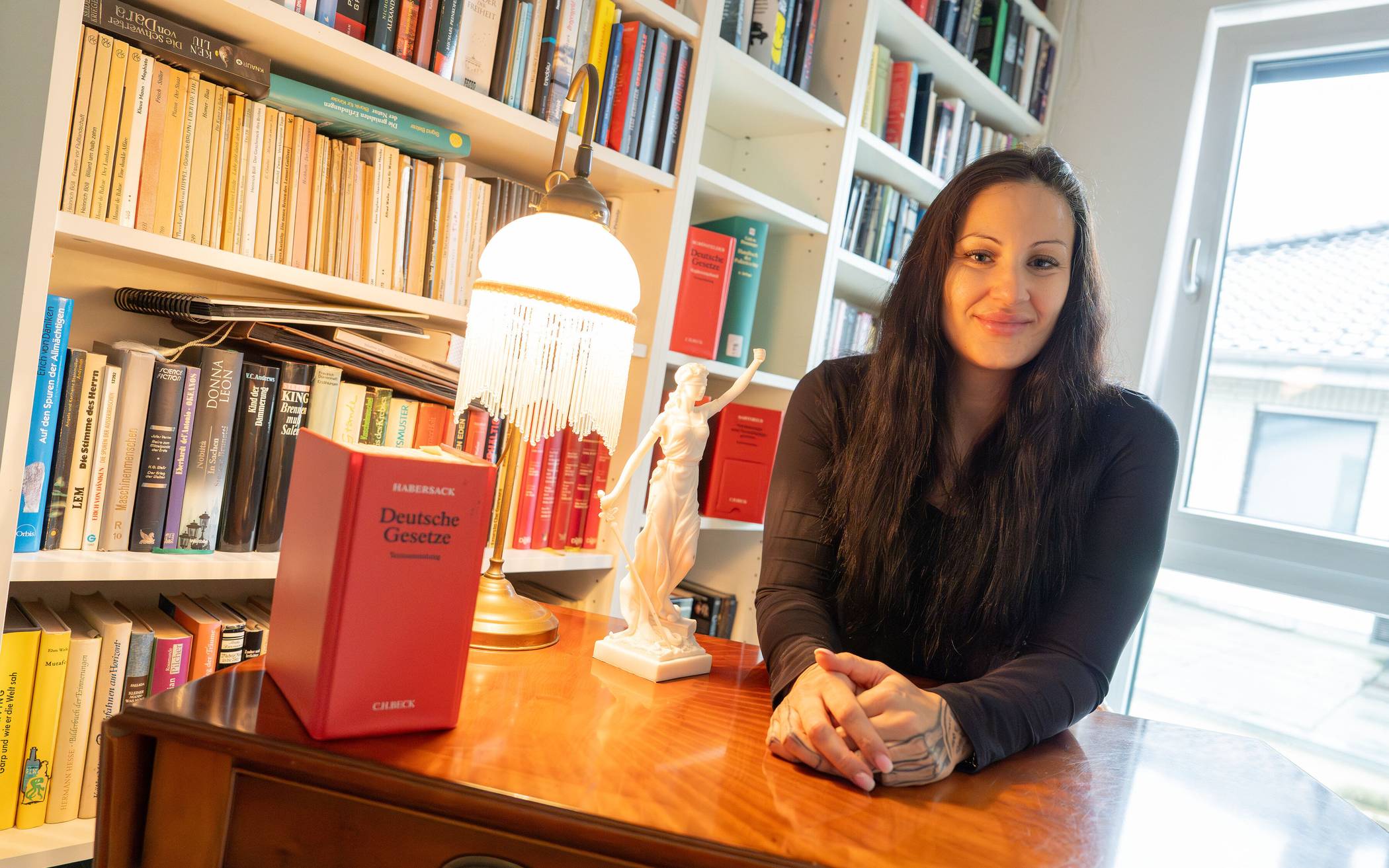 Für ihr True-Crime-Format „EinFall“ sucht Sabrina Kreuzer die spannendsten und skurrilsten Fälle heraus. Nach einer kleinen Babypause will sie im März oder April den nächsten Fall aufrollen. Am besten über Instagram dranbleiben: @ein_fall. 