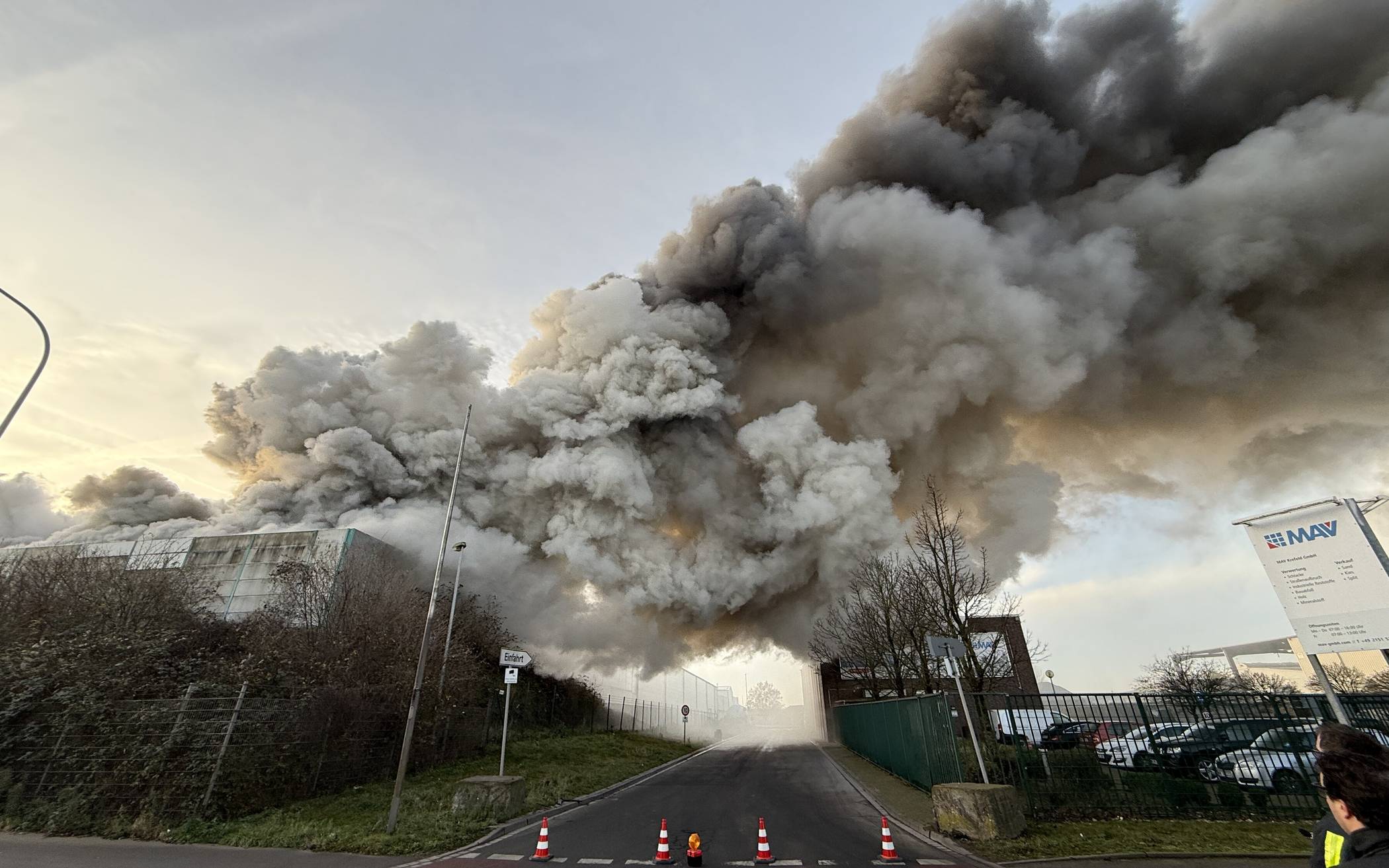 Großeinsatz nach Brand im Krefelder Hafen