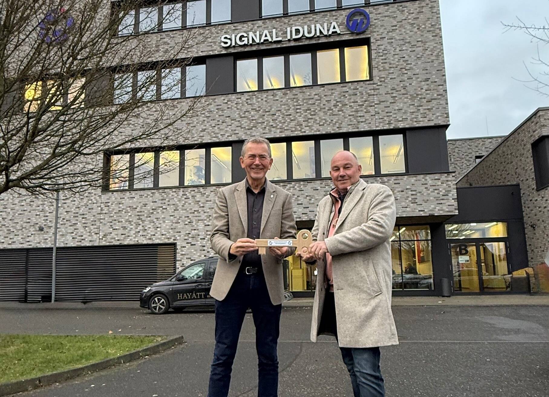 Frank Mund (l.) übergab seinem Nachfolger Torsten Rose den symbolischen Schlüssel für das Haus des Handwerks.