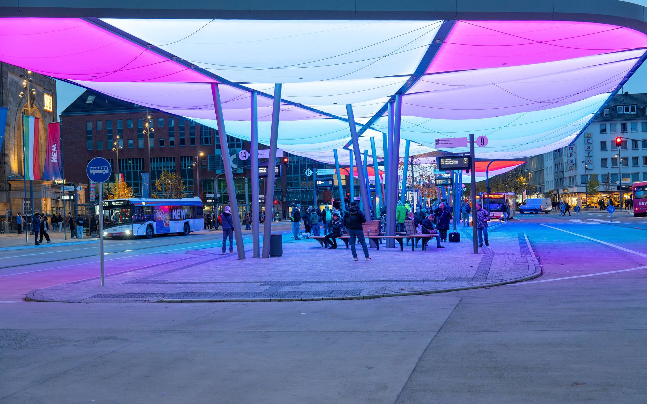  Zu besonderen Anlässen können die Dachflächen auch die Farbe wechseln, so wie hier in pink/lila oder bei besonderen Heimspielen in Borussia-grün. 