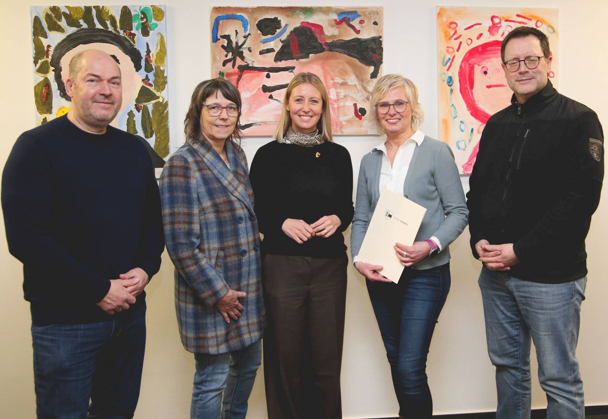 Bettina Speier (2. v. r.) ist ab Januar Leiterin des Fachbereichs Jugend. Ihre Bestellungsurkunde erhielt sie von Bürgermeisterin Julia Zupancic (3. v. l.). Es gratulierten Beigeordneter Claus Arndt (1. v. l.), Personalrätin Claudia Walbröl (2. v. l.) und Personalchef Thomas Waerder. 