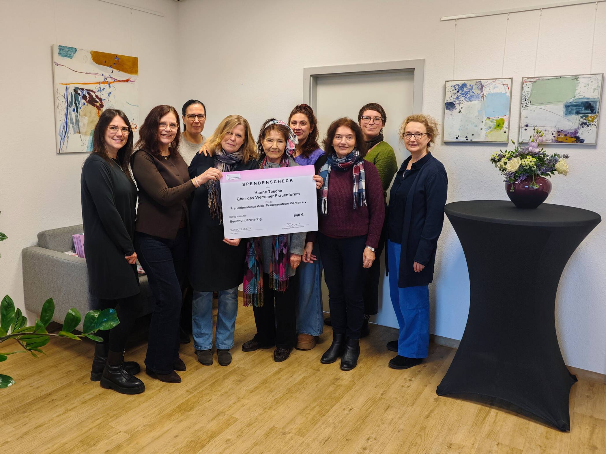  Scheck-Übergabe im Frauenzentrum Viersen mit Künstlerin Hanne Tesche (Mitte) im Kreise von Mitarbeiterinnen der Frauenberatungsstelle und Vertreterinnen des Frauenforums sowie der städtischen Gleichstellungsbeauftragten Swantje Day (3.v.l.) und ihrer Stellvertreterin Diana Welters (4.v.l.). 