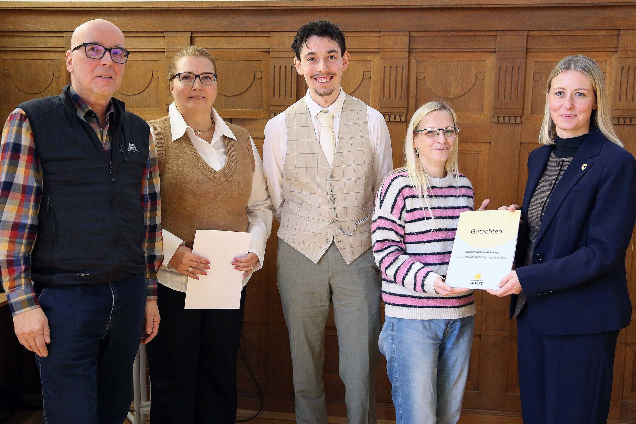  Frank Wölfling, Susanne Kempgens-Suhr, Sabrina Raus und Steven Range (v.l.), die am ersten Bürger:innenrat in Moers teilgenommen haben, übergaben Bürgermeisterin Julia Zupancic das Gutachten. 