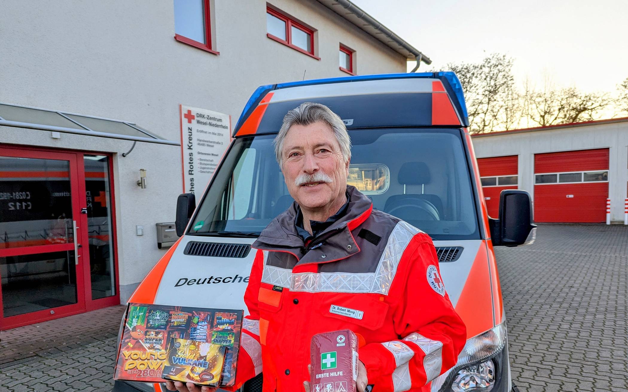 Zwischen Knall und Notfall: DRK-Kreisverbandsarzt Dr. Robert Moog warnt vor Silvesterunfällen – und zeigt, was im Ernstfall hilft.