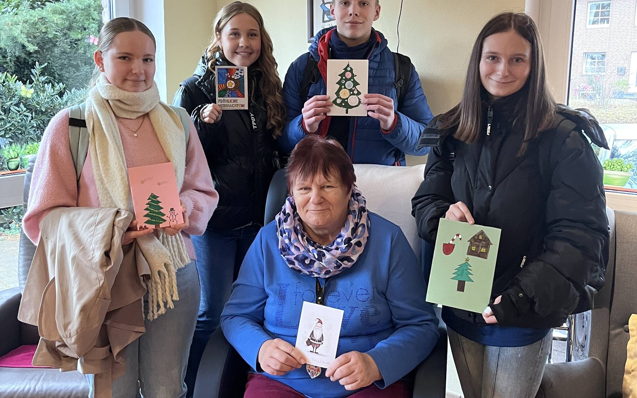 Amelie, Emma, Piet und Jasmina bei der Übergabe der Karten im Pflegehaus Kahlenshof
