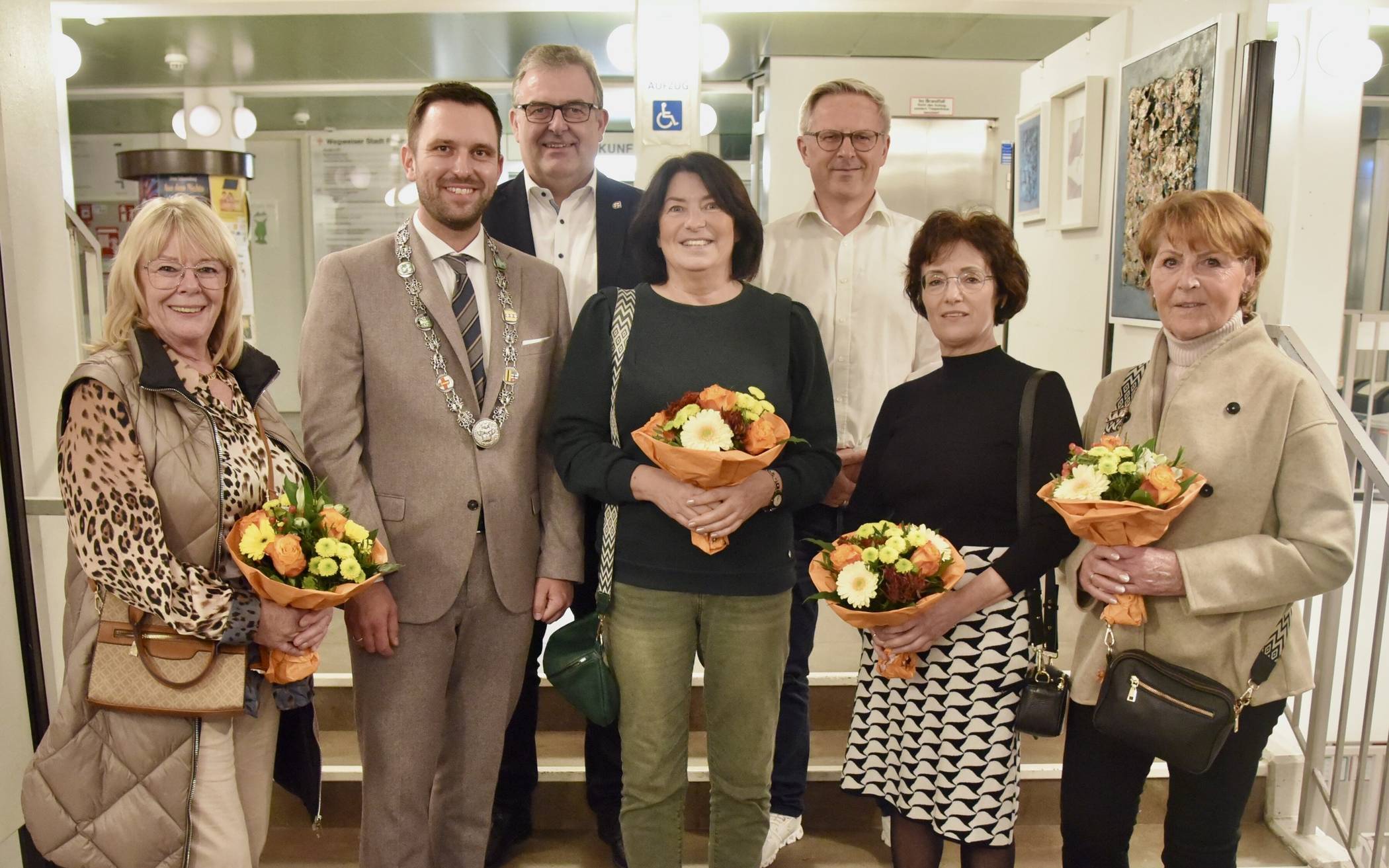  Das Bürgermeister-Team freut sich darauf, zu bestimmten Alters- und Ehejubiläen zu gratulieren (v. l. n. r.): Franziska Bröcking (Ortsvorsteherin Rheinberg-Mitte), Bürgermeister Philipp Richter, Dirk Kerlen (1. stellv. Bürgermeister), Martina Nürenberg (Ortsvorsteher Budberg), Dr. Kenneth Simon (2. stellvertr. Bürgermeister), Petra Hoster (Ortsvorsteherin Borth) und Karin Karl (Ortsvorsteherin Orsoy). 