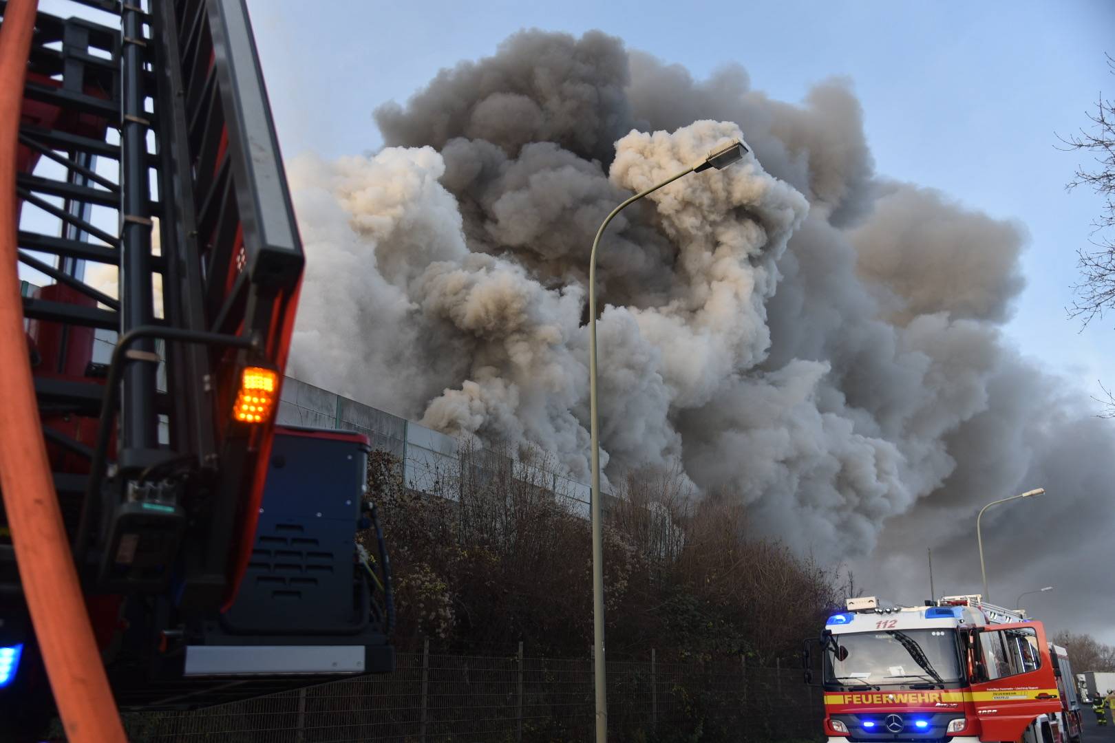 800 Tonnen Metallschrott in Flammen