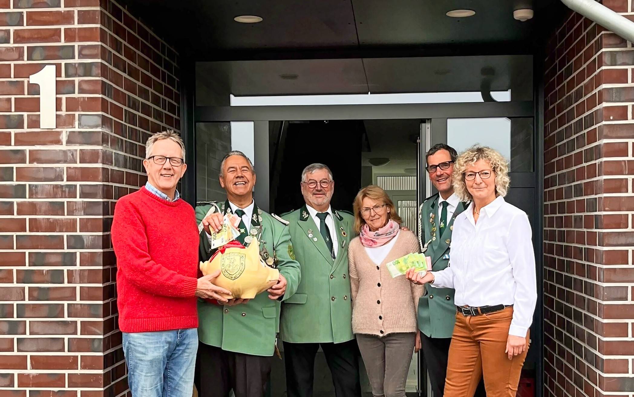 Das Bild zeigt bei der Spendenübergabe (v.l.): Thomas Jung, Mommi Mommertz, Schorsch Krüll, Christel Krüll, Markus Frenken und Ute Mommertz (nicht im Bild Renate Frenken).