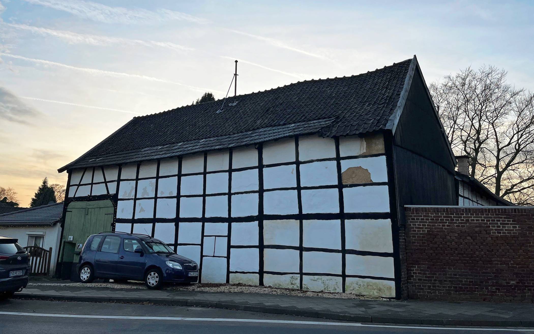  Fachwerk und Feuerwerk vertragen sich nicht gut. Das alte Fachwerkhaus in Mennrath ist hochgradig brandgefährdet – die örtlichen Böllerfreunde hat das bislang nicht interessiert. 