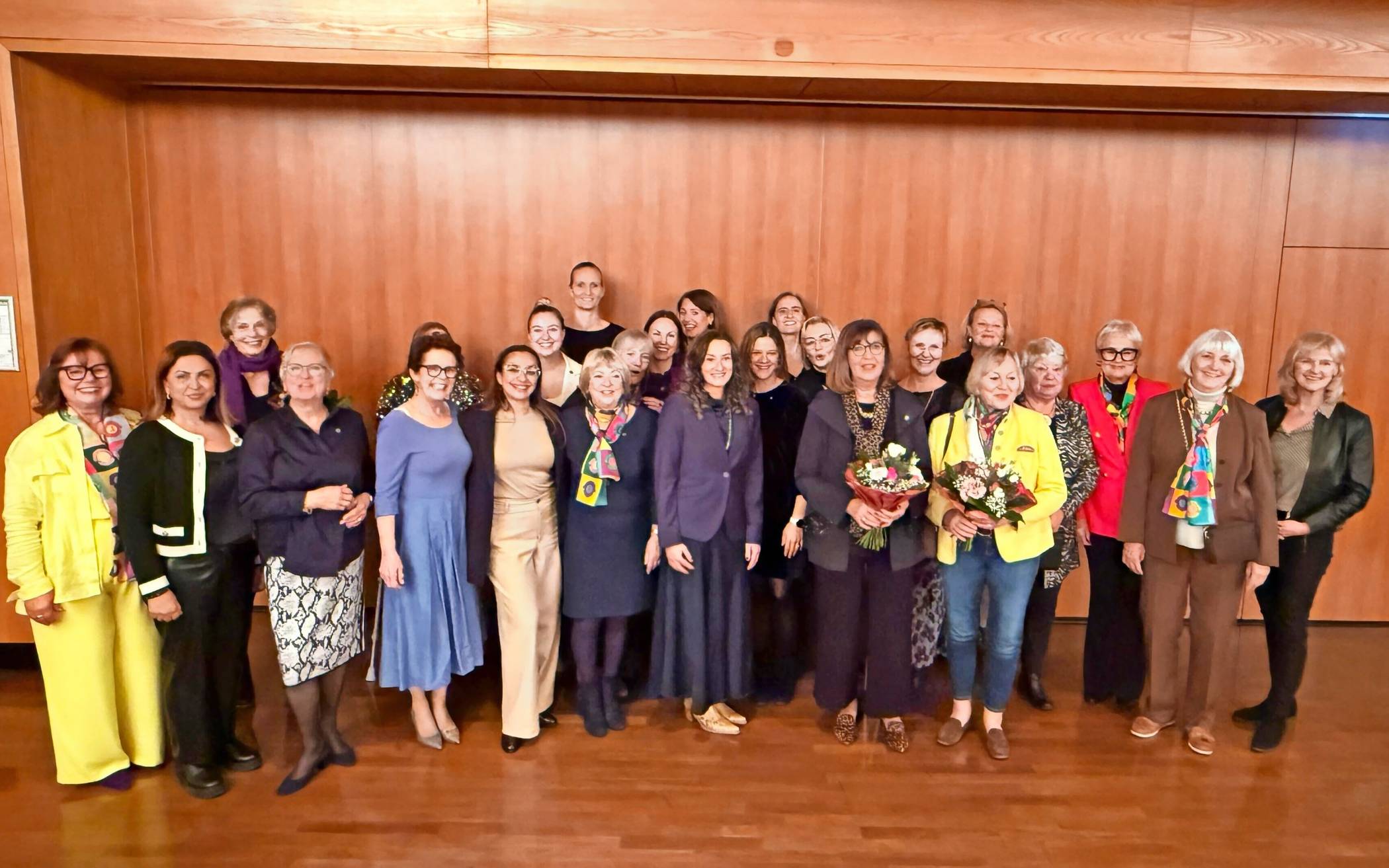 Die Frauen des Lions Clubs Rheurdt/Niederrhein am 35-jährigen Jubiläum im Rheinkamper Kulturzentrum 