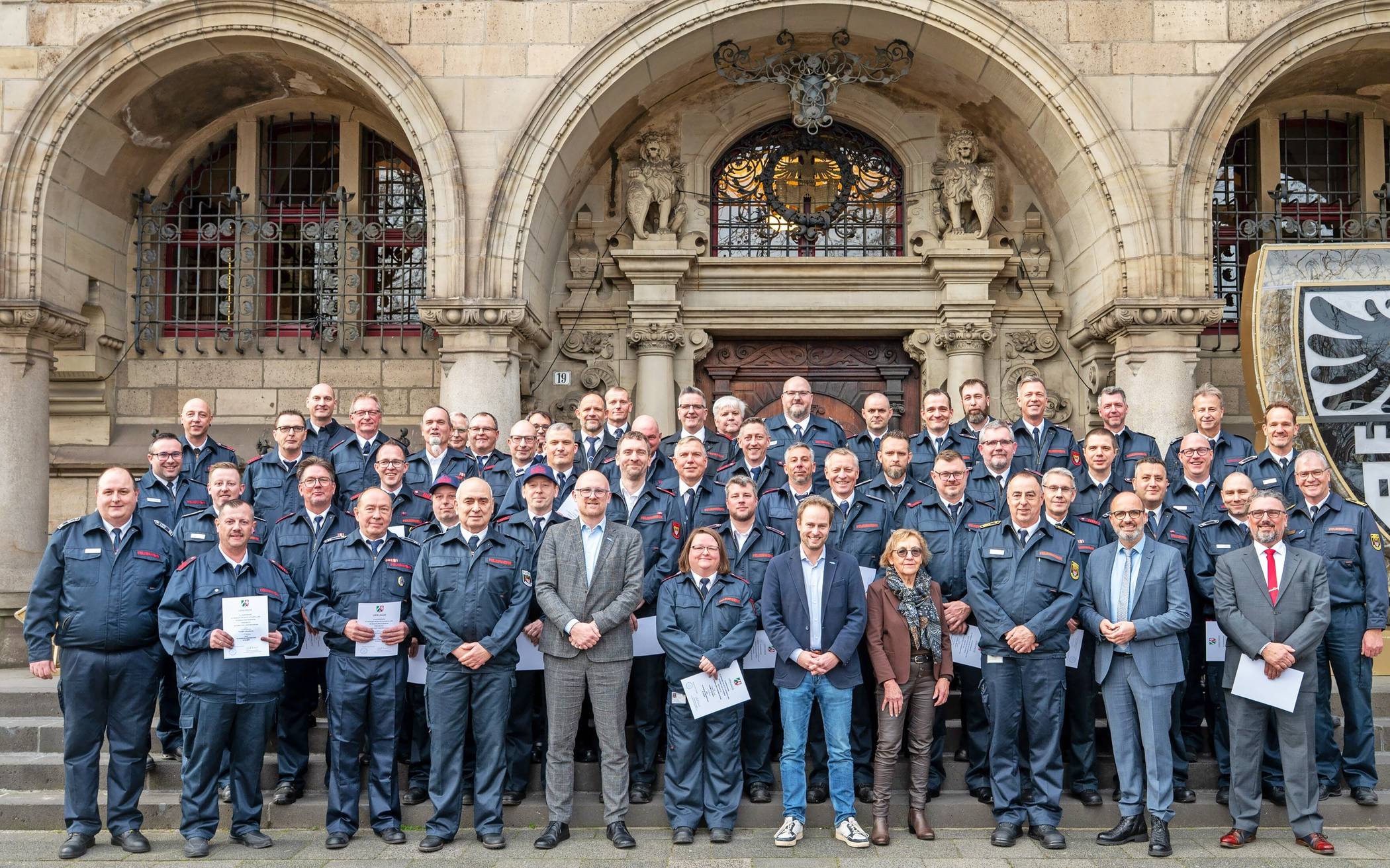 Gruppenbild aller Geehrten mit dem Feuerwehrehrenzeichen vor dem Duisburger Rathaus 