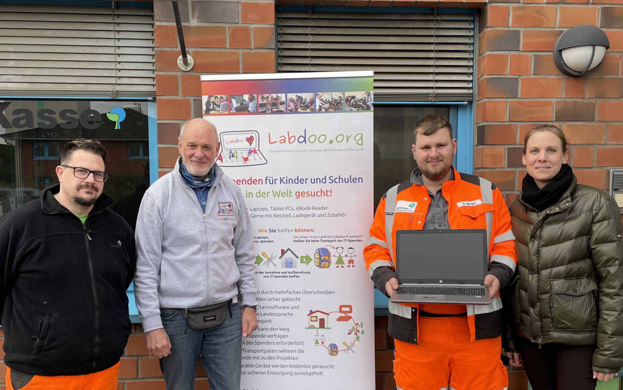  Übergabe der IT-Spende (v.l.): Daniel Kanschat, Ulrich Guzinski, Dustin Berger und Magali Wefers 
