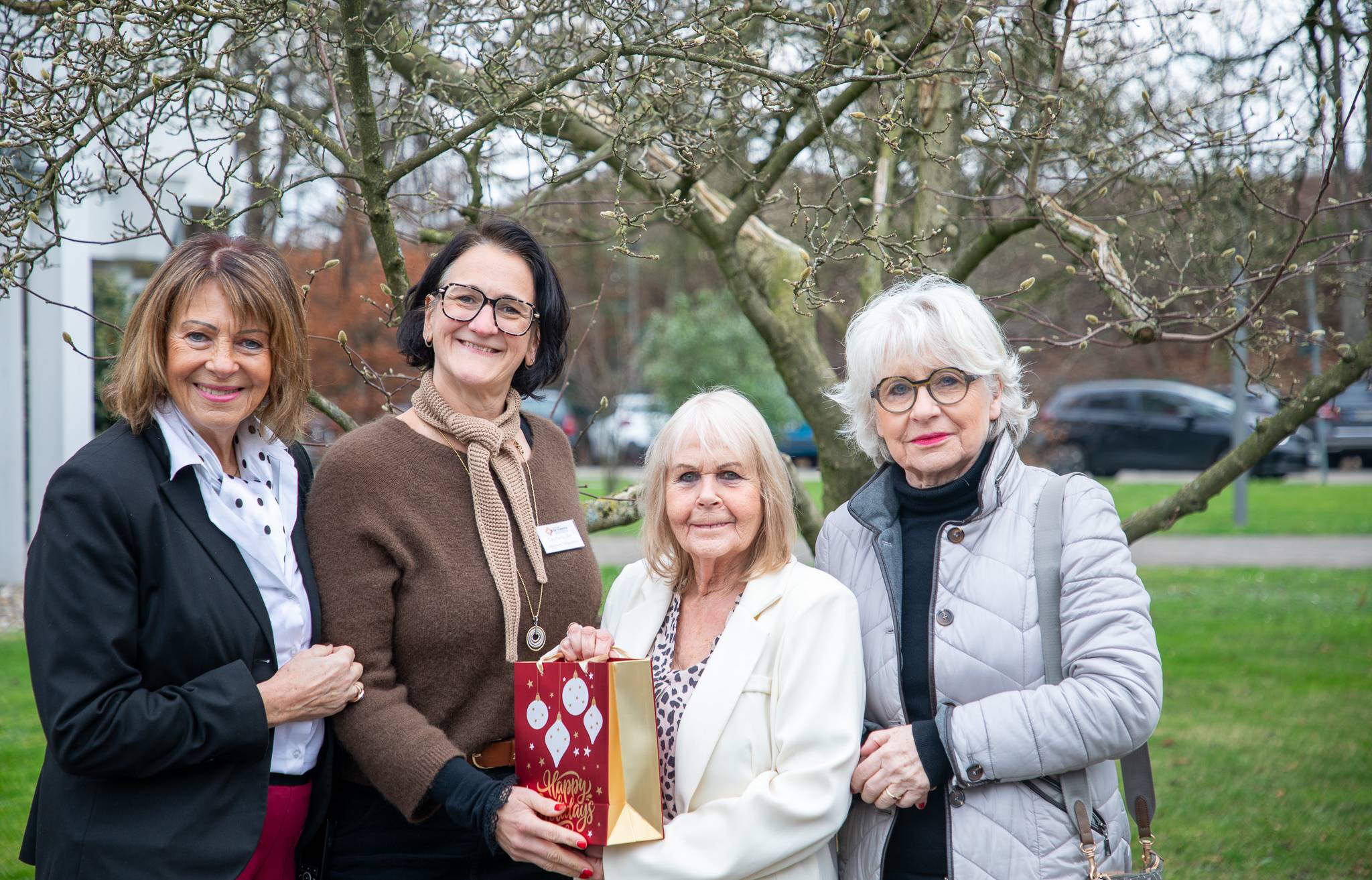 Gudrun Berns, Elke Pickel und Gisela Grossmann von den Frauen der Frauen Union Moers überreichten die Spende an Claudia Möller, Leitung des Ambulanten Hospizdienstes Bethanien (2. v. l.).