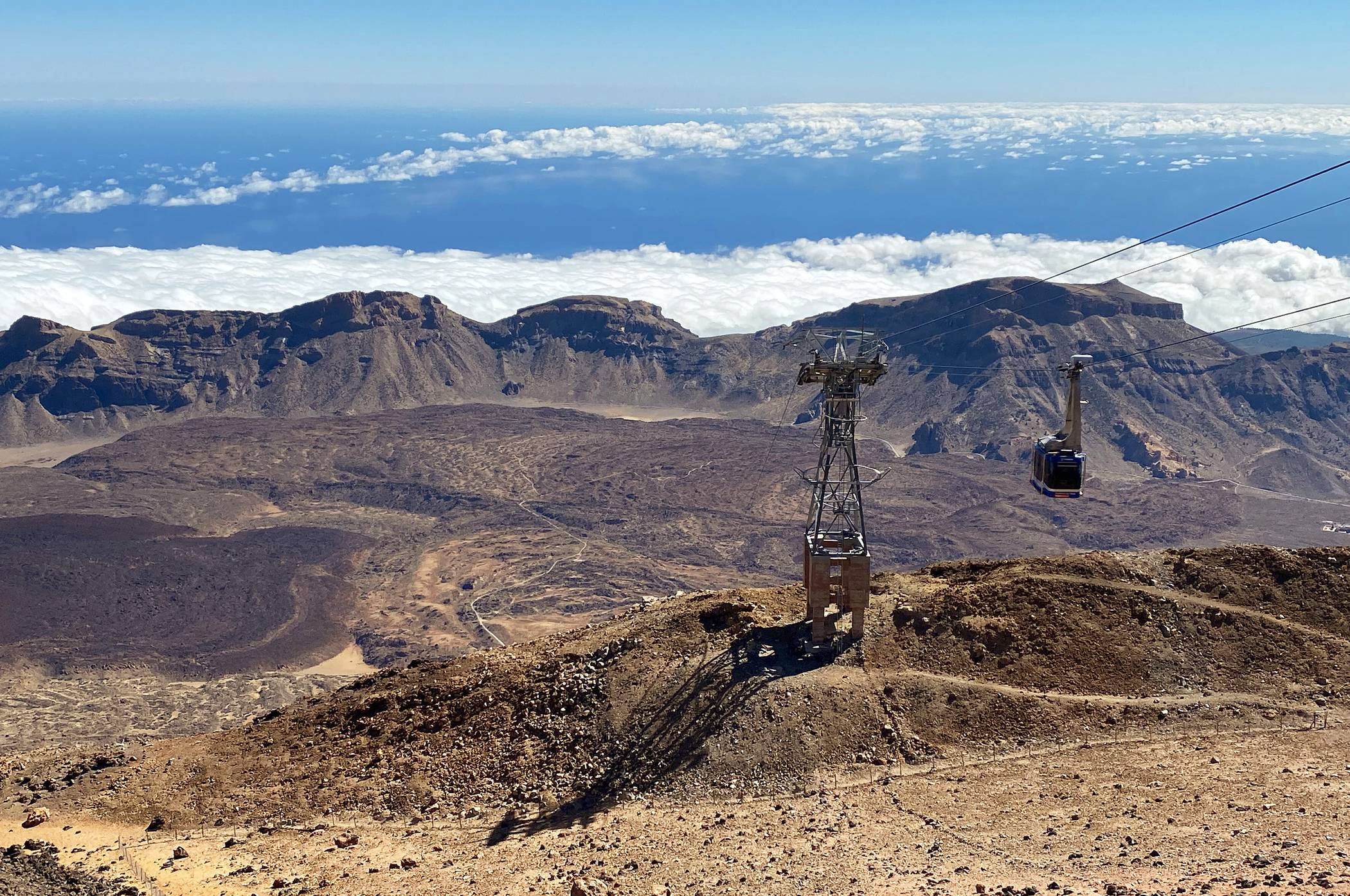 Bis auf eine Höhe von 3.555 Metern fährt die Seilbahn hoch auf den Pico del Teide. Wenn die Wolkendecke es zulässt, schaut man in die Tiefe auf den Einsturzkrater.