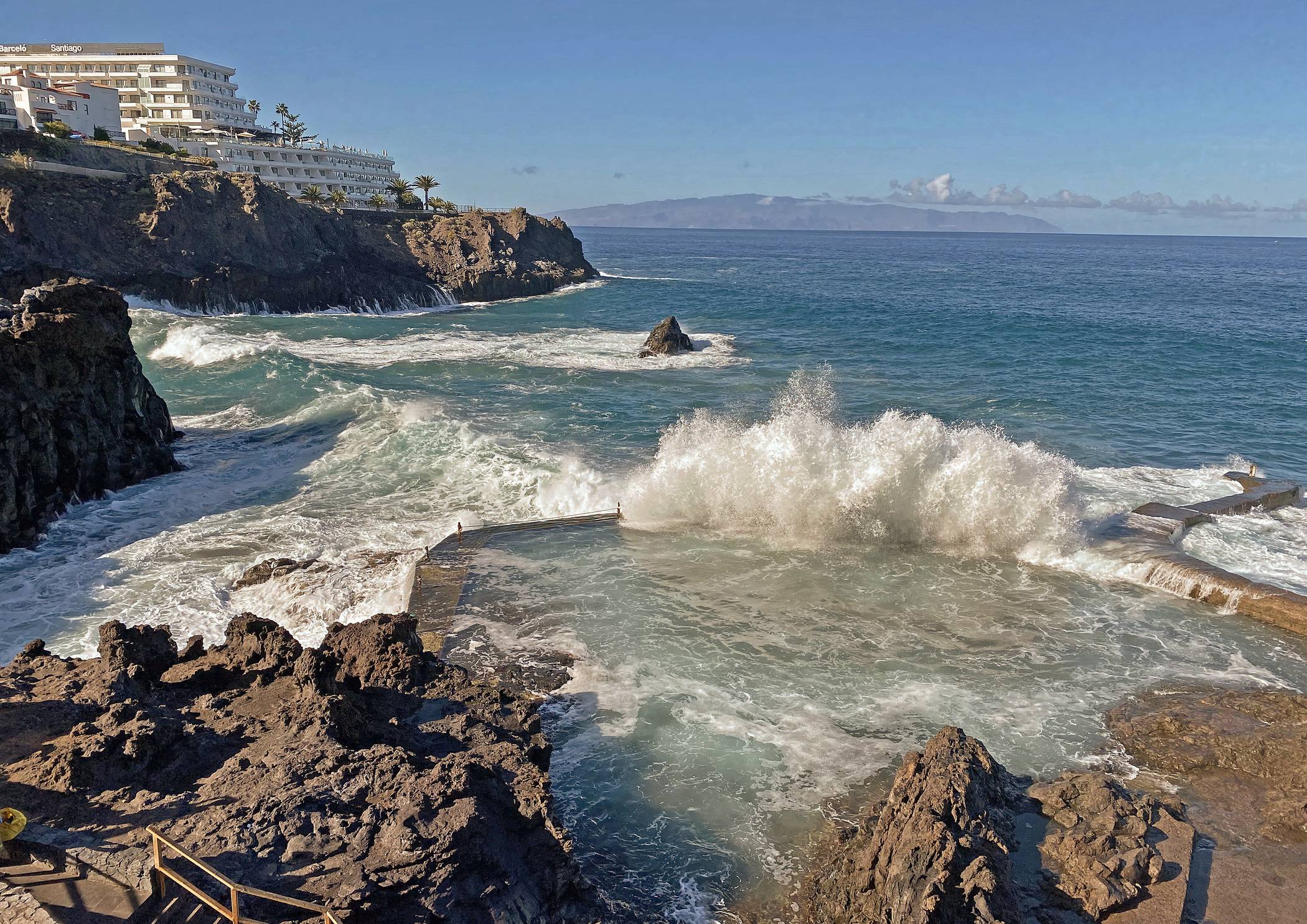  Ein Naturschwimmbecken, „Charco“ genannt, erreicht man über kleine Treppen bei Puerto de Santiago. 