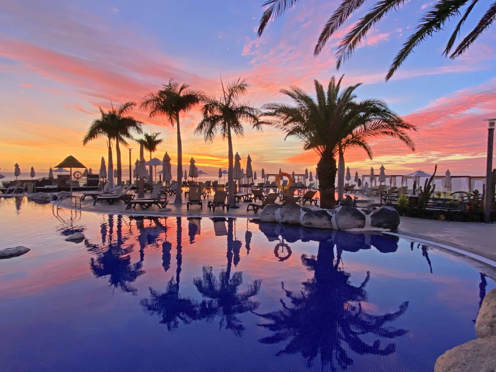  Farbspektakel: Besonders eindrucksvoll geht die Sonne an Teneriffas Westküste unter. Oft ist auch die Silhouette der Nachbarinsel La Gomera am Horizont zu sehen. 