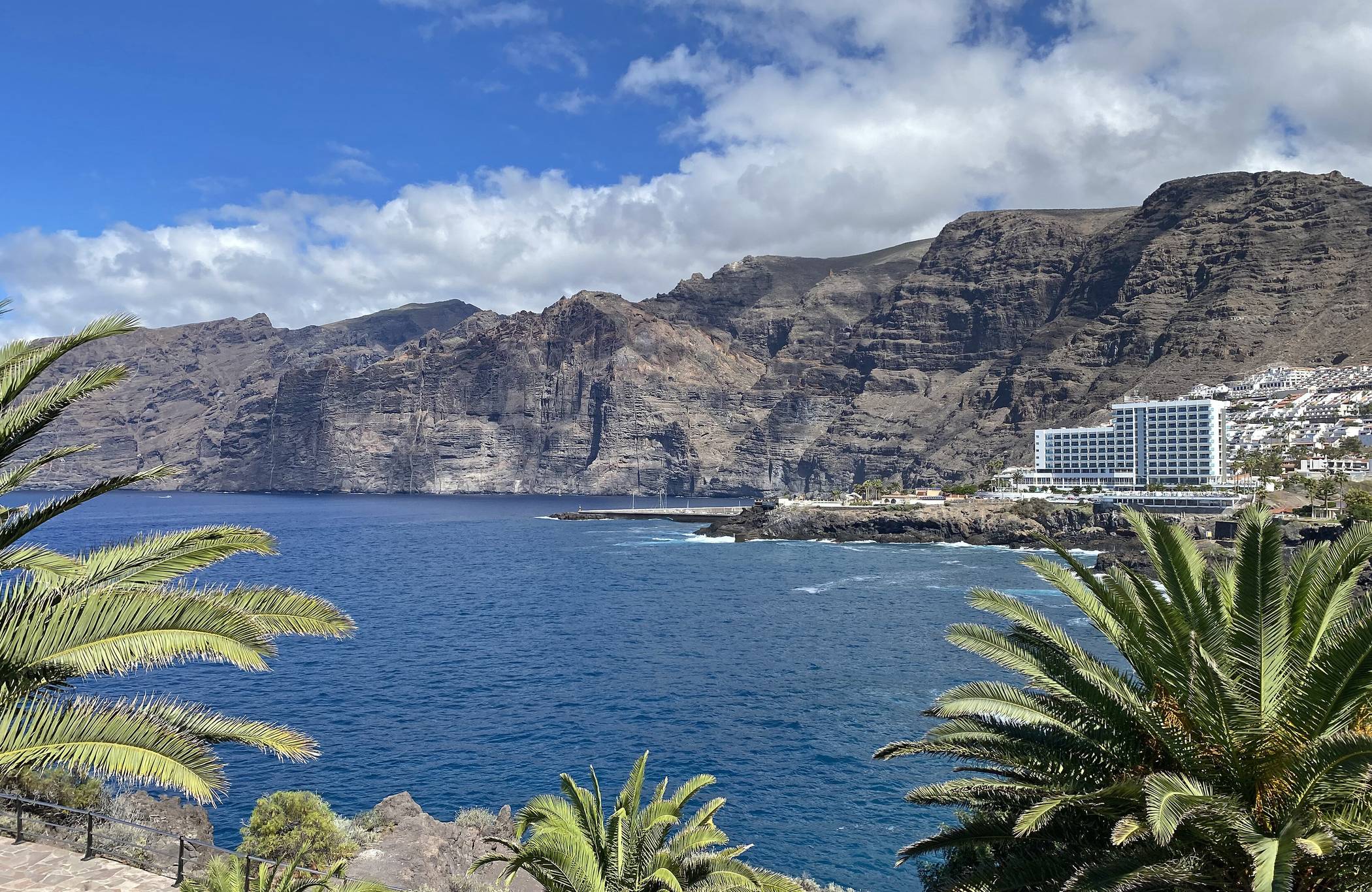  Die „Acantilados de Los Gigantes“ (Klippen der Riesen) tragen ihrern Namen zurecht. Die Steilküste fällt einige Hundert Meter steil in den Atlantik ab. 